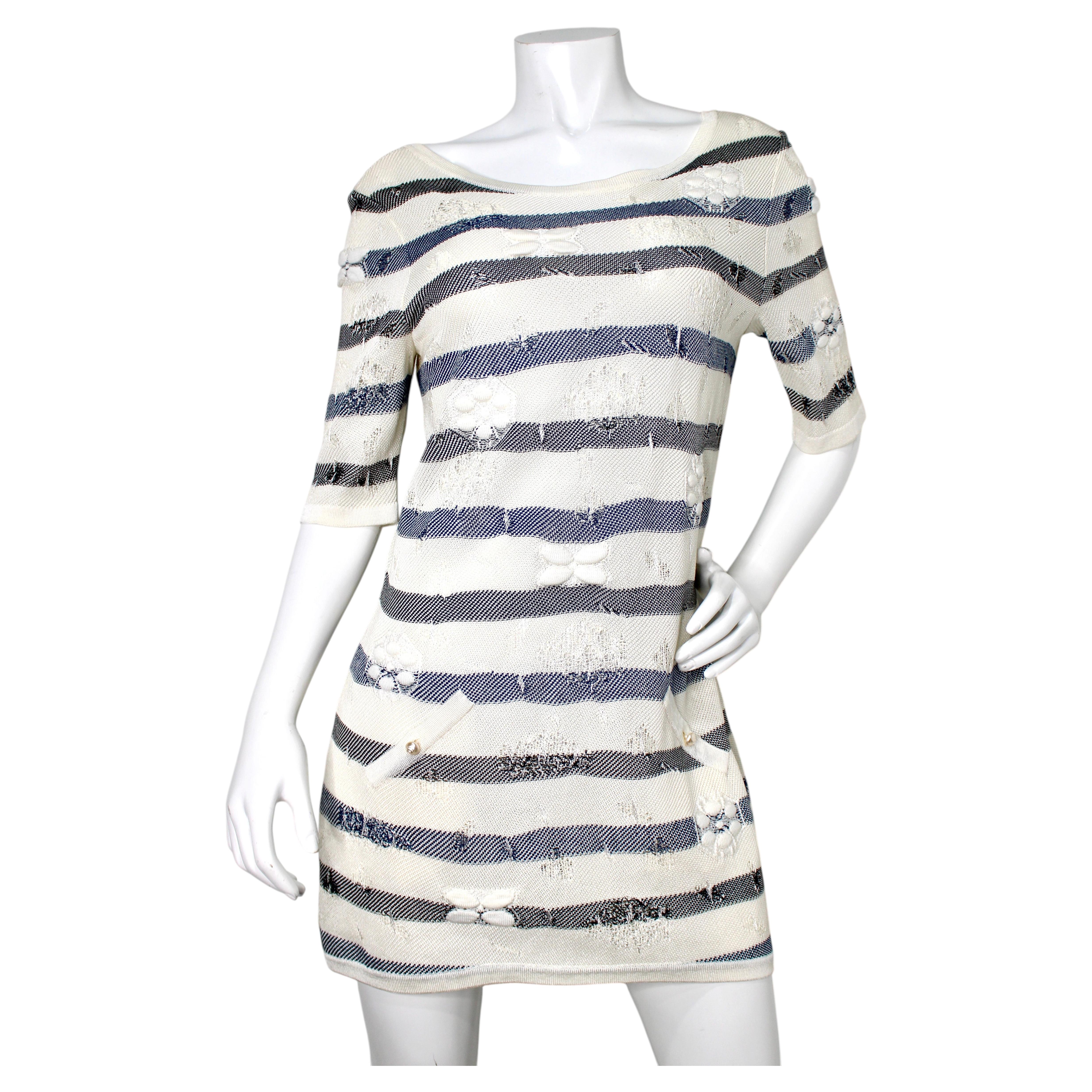 Blau-weiß gestreiftes Baumwollstrickkleid von Chanel mit gestickten Kamelienblüten