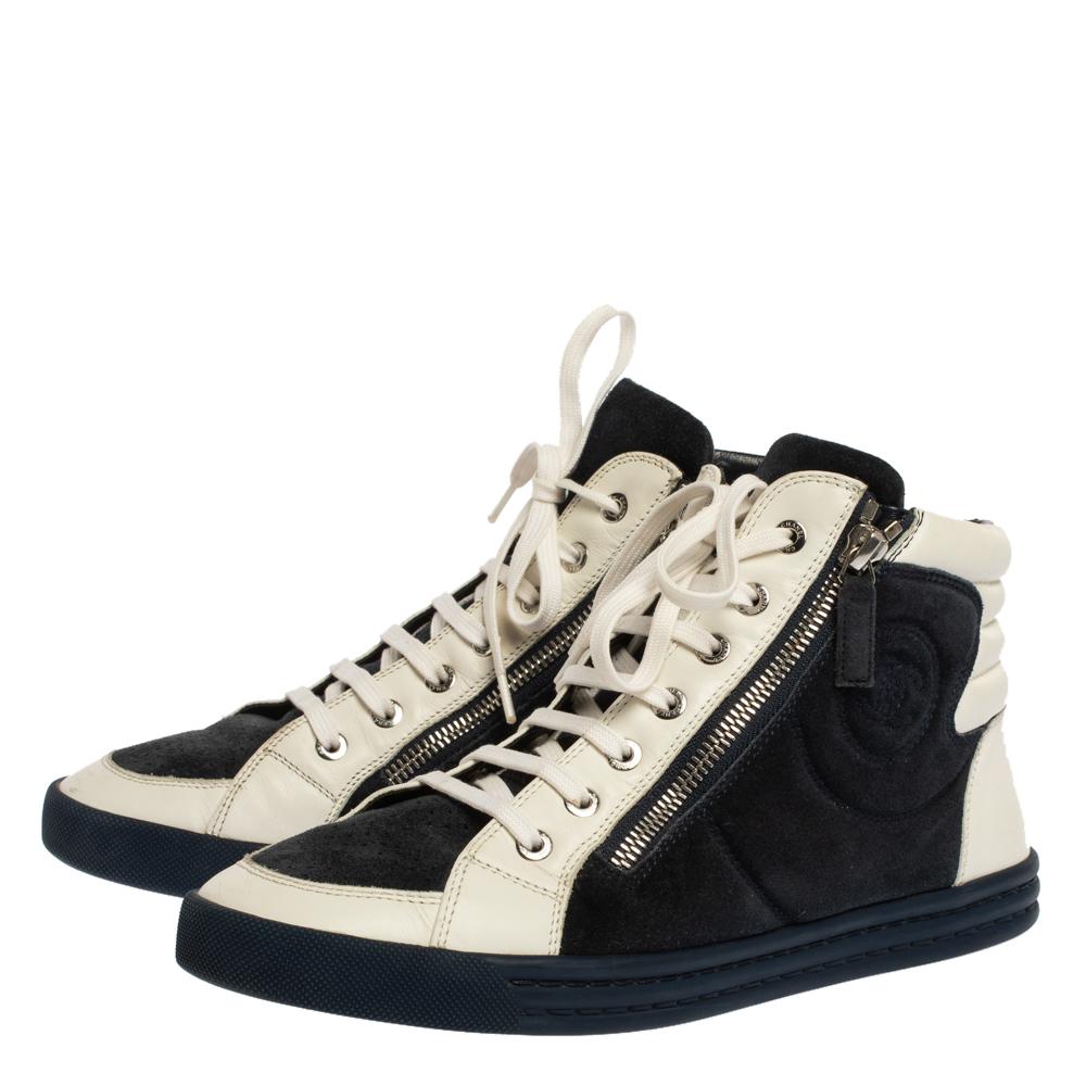 Chanel Blue/White Suede Leather CC Double Zip High Top Sneakers Size 39.5 In Good Condition In Dubai, Al Qouz 2
