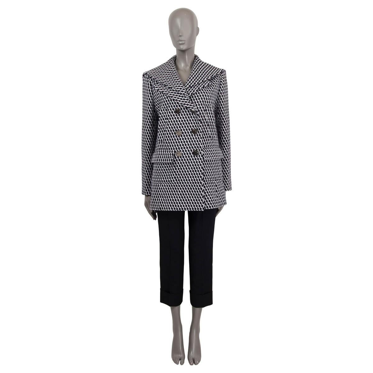 100% authentic Chanel 2018 Paris-Hamburg zig-zag peacoat in navy and off-white wool (98%) and elastane (2%). Features a sailor flap collar and buttoned cuffs. Has two slit pockets and two flap pockets on the front. Opens with silver-tone 'CC'