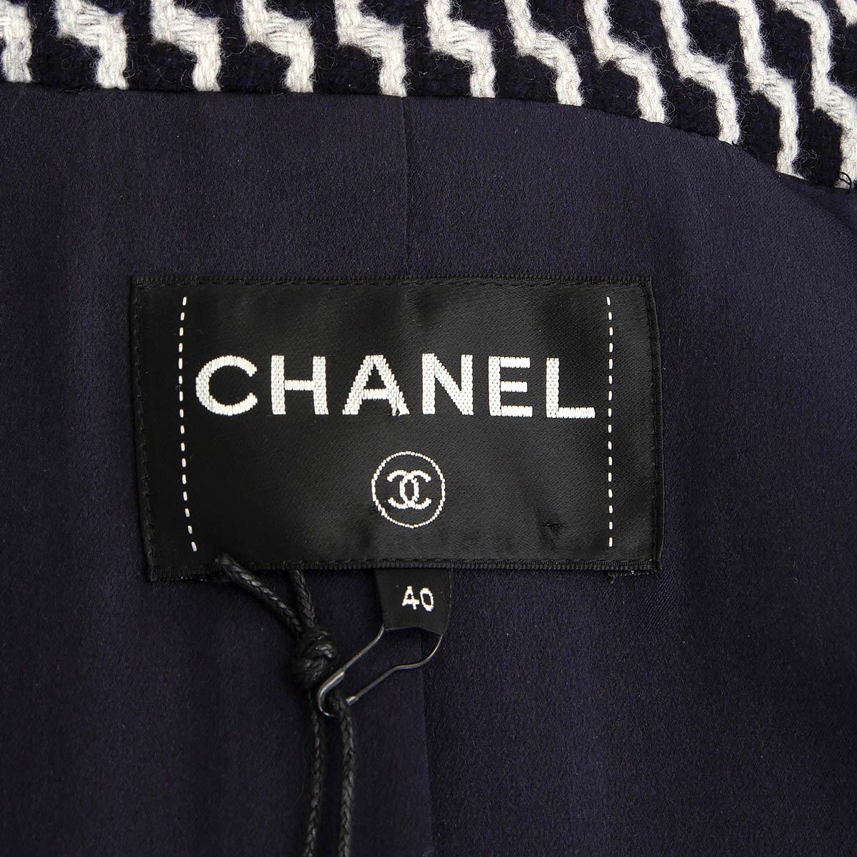 CHANEL blue & white wool 2018 18A HAMBURG ZIGZAG Peacoat Jacket 40 M For Sale 4