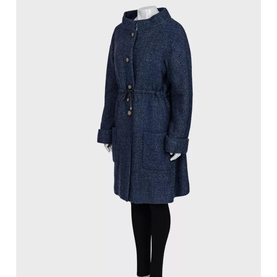 Intramontabile cappotto in lana Chanel della collezione Autunno 2012 di Karl Lagerfeld. Questo bellissimo capo è realizzato in un lussuoso mix di lana, lino e seta, perfetto per aggiungere un tocco di raffinatezza a qualsiasi