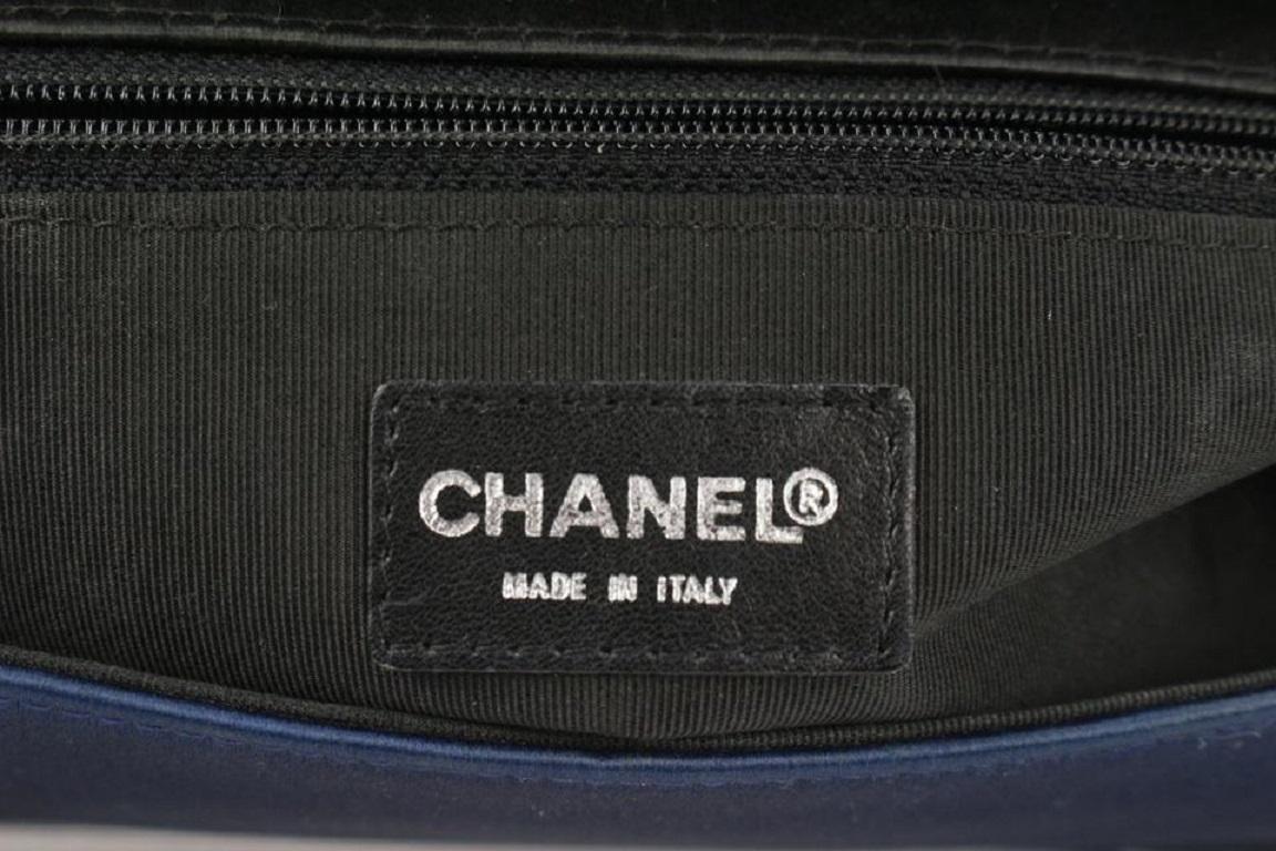 Chanel Chanel Blau x Schwarz Satin Schokolade Bar East West Klappentasche 35cas722 (Violett) im Angebot