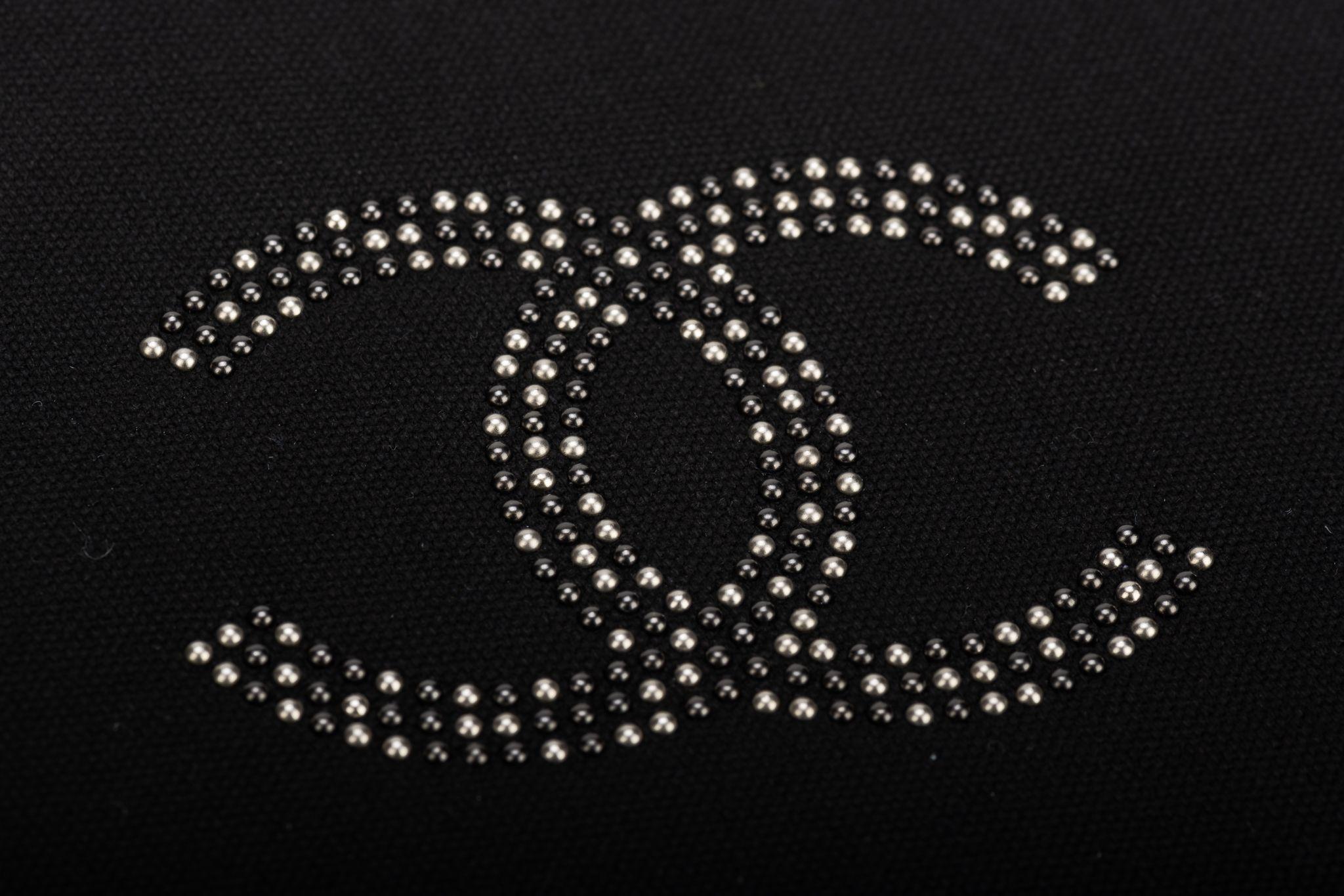 Pochette Chanel BNIB cloutée noire et argentée en vente 3