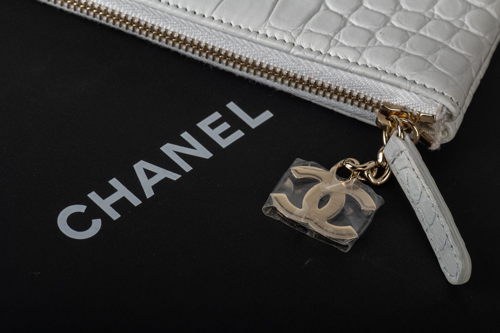 Chanel BNIB White Croc Print Clutch In New Condition For Sale In West Hollywood, CA