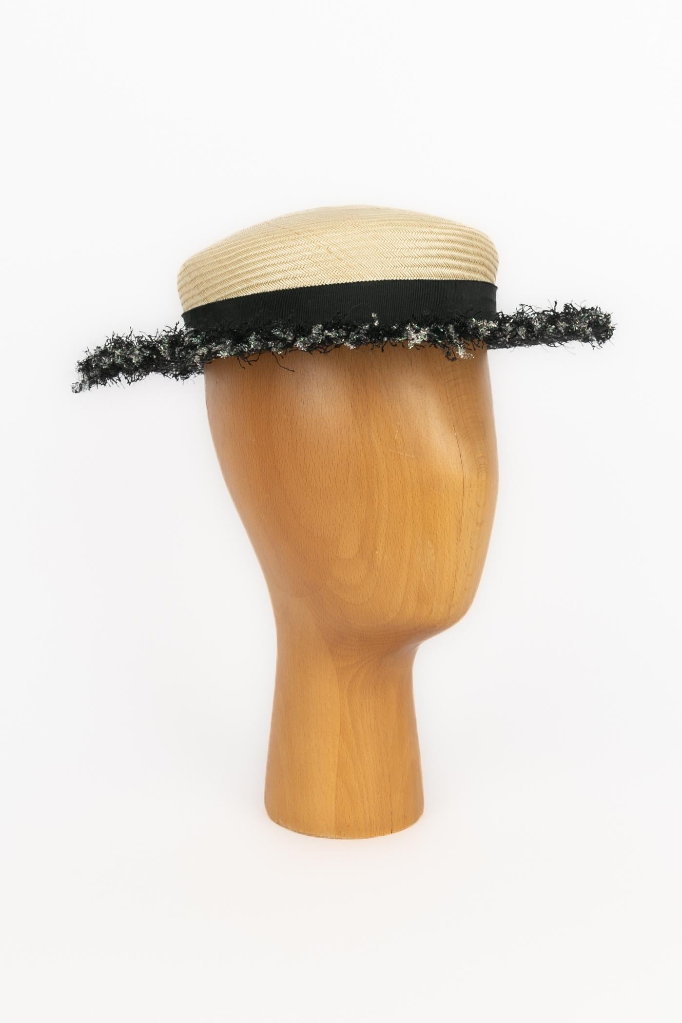 CHANEL -Boater-style hat made of straw and tweed.

Condition:
Very good condition

Dimensions:
Circumference: 55 cm

SKU:CHP88


