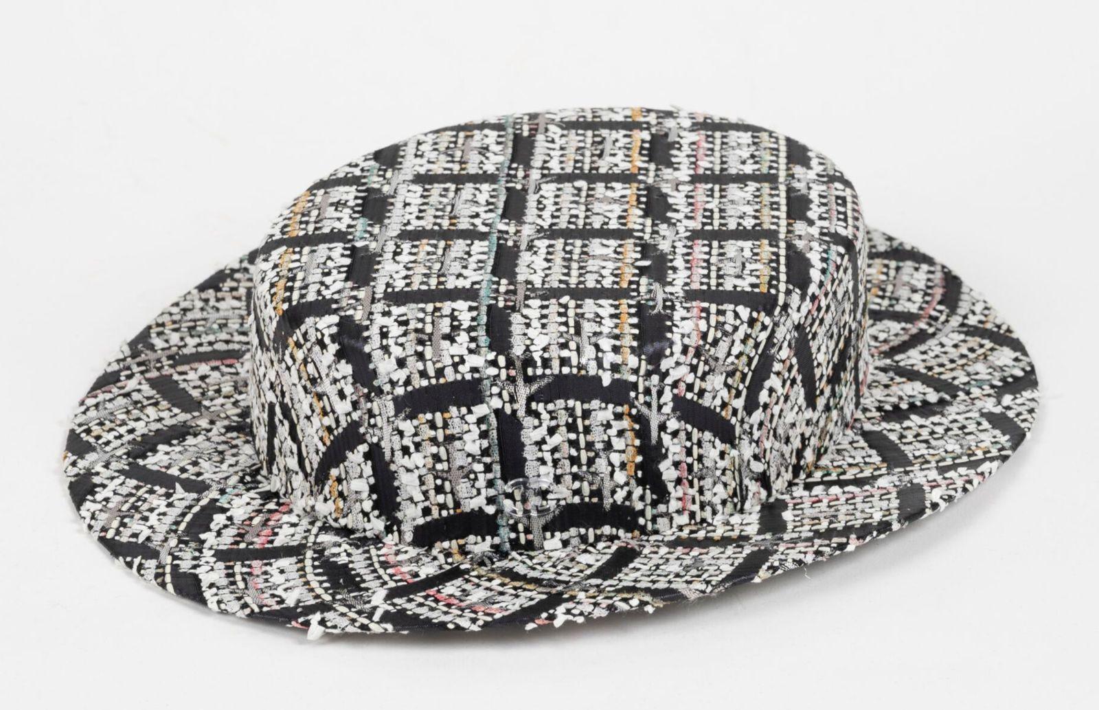 CHANEL - (Made in Italy) Multicolored, black, and white tweed hat with a boater style. Size S. 2016 Spring-Summer Collection, under the artistic direction of Karl Lagerfeld.

Additional information:
Condition: Very good condition
Dimensions: Head
