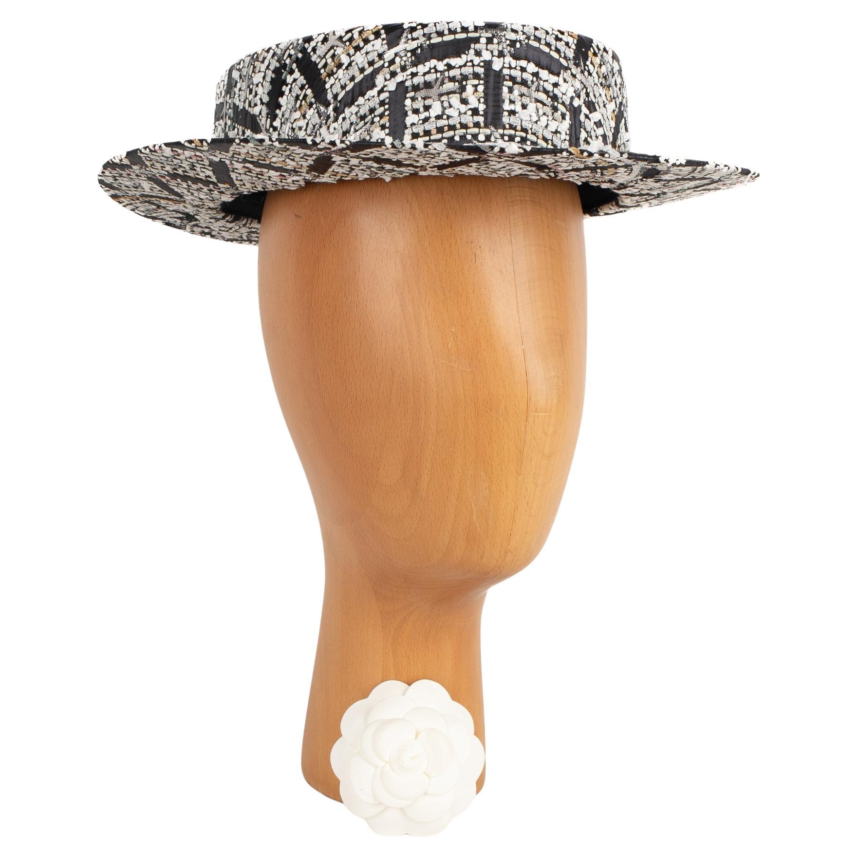 Chanel Booter Mehrfarbiger, schwarzer und weißer Tweed-Hut, 2016