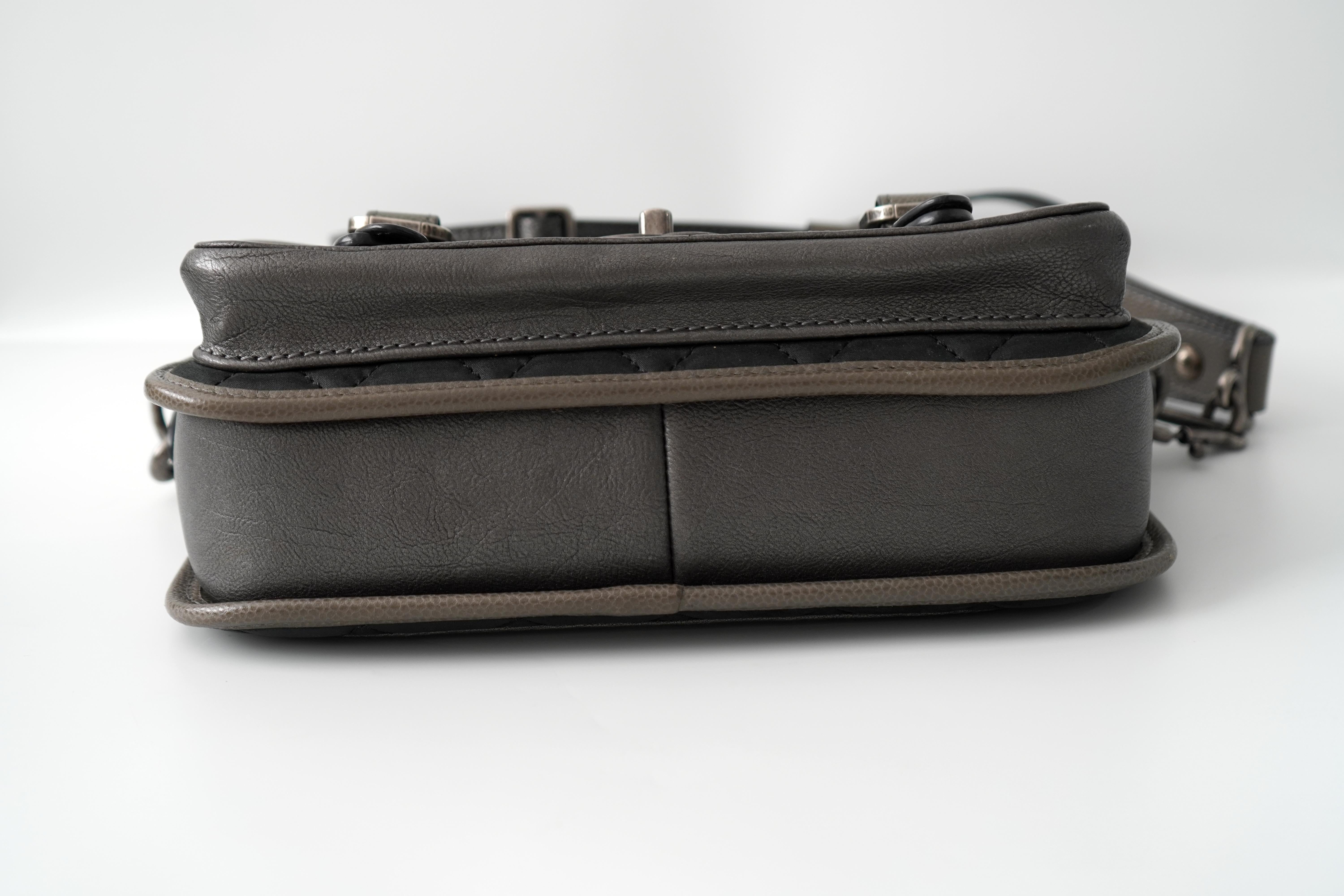 Chanel Bombay Messenger Bag für die Rückkehr zur Schule im Zustand „Hervorragend“ im Angebot in Beverly Hills, CA
