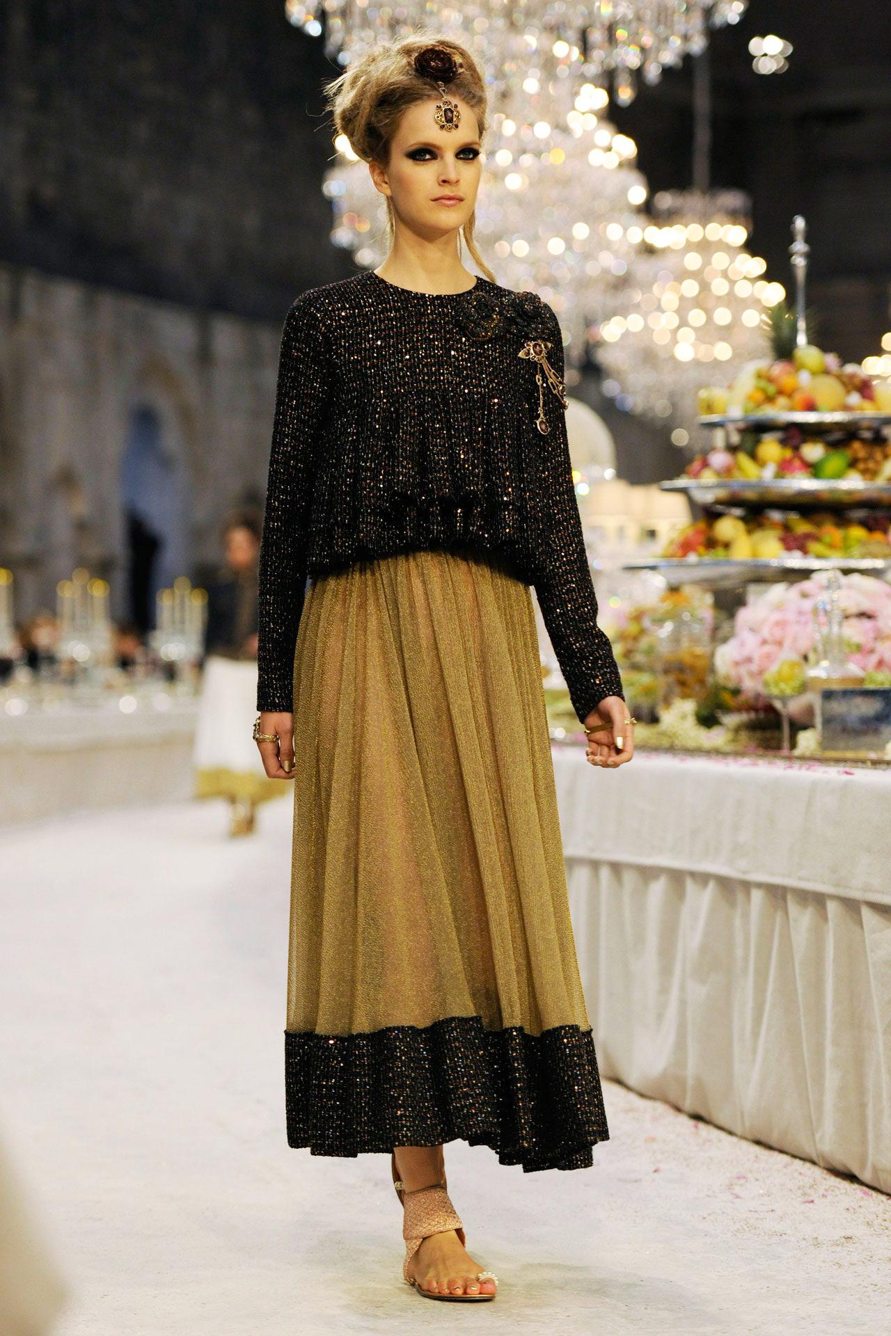 A stand out Chanel skirt made of lesage tweed hand-embellished with tiniest sequins - from Paris / BOMBAY Collection
Size mark 36 FR. Never worn.
- divine electric shimmer in person! impossible to transmit through photos
- CC logo charm at waist
-