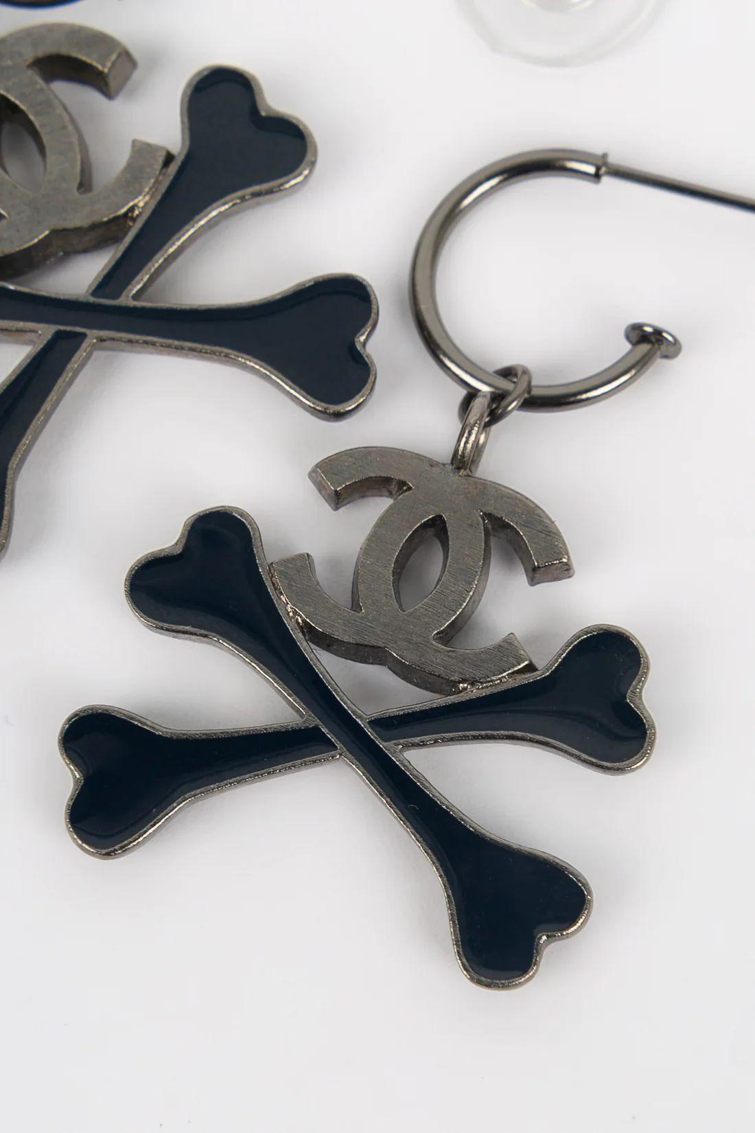 Chanel „Bones“ Ohrringe Dunkel versilbert und emailliert Metall im Zustand „Hervorragend“ im Angebot in SAINT-OUEN-SUR-SEINE, FR