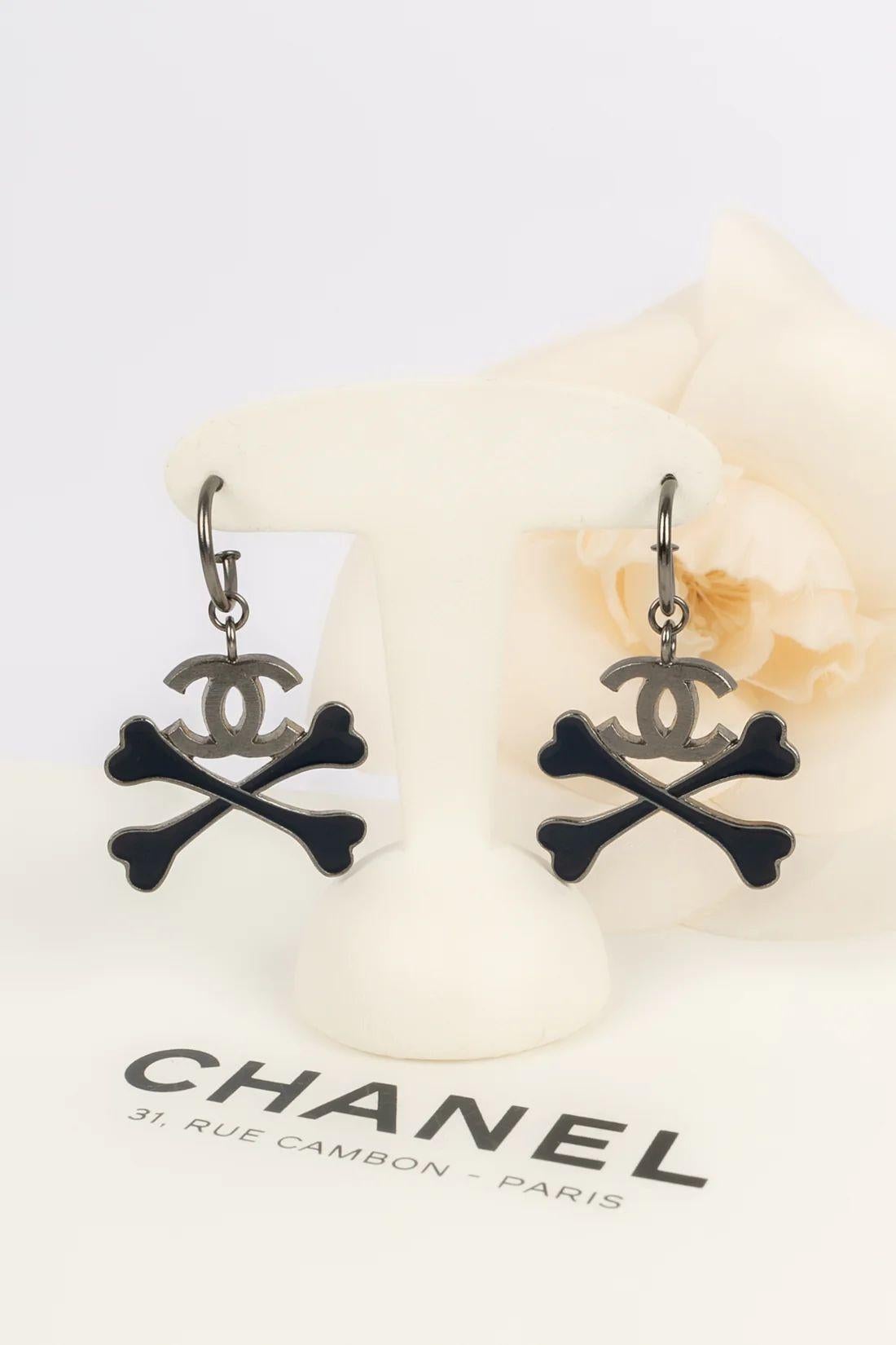 Chanel „Bones“ Ohrringe Dunkel versilbert und emailliert Metall im Angebot 2