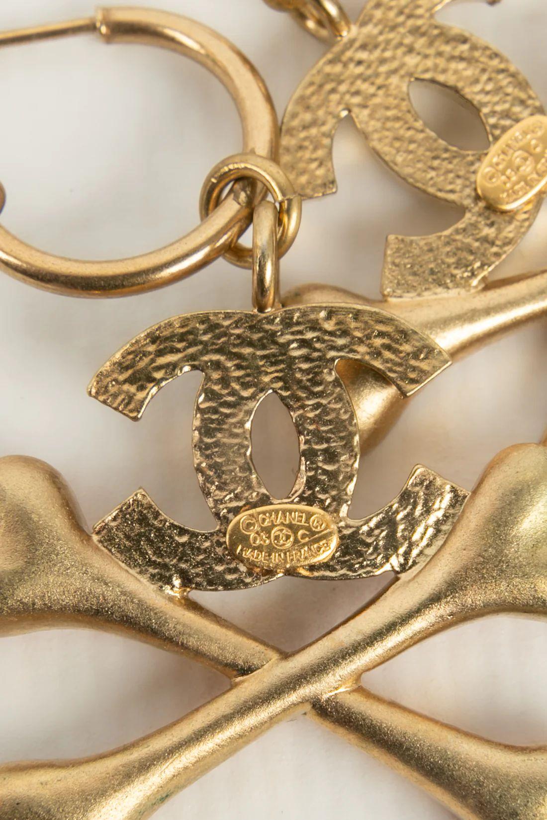Chanel „Bones“ Ohrringe aus Goldmetall mit orangefarbener Emaille im Zustand „Hervorragend“ im Angebot in SAINT-OUEN-SUR-SEINE, FR