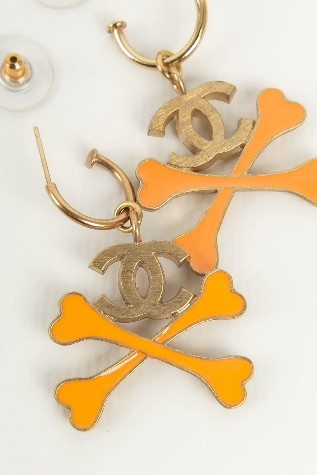 Chanel „Bones“ Ohrringe aus Goldmetall mit orangefarbener Emaille Damen im Angebot