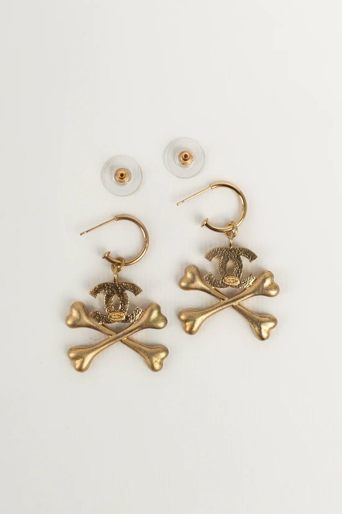 Chanel „Bones“ Ohrringe aus Goldmetall mit orangefarbener Emaille im Angebot 1