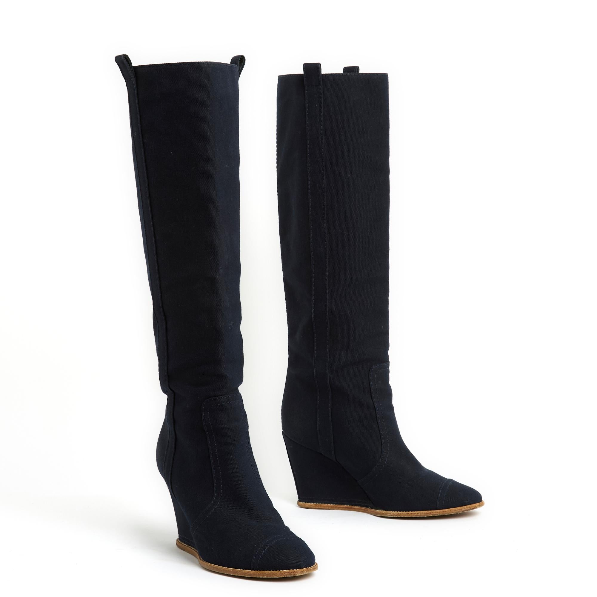 Chanel wedge heel boots in navy blue denim style canvas, straight upper, compensated heel, almond toe. Size EU39: heel 8.5 cm, insole 25 cm, height of the upper (from the heel) 40 cm, ankle circumference 31 cm, calf circumference 35 cm. The boots