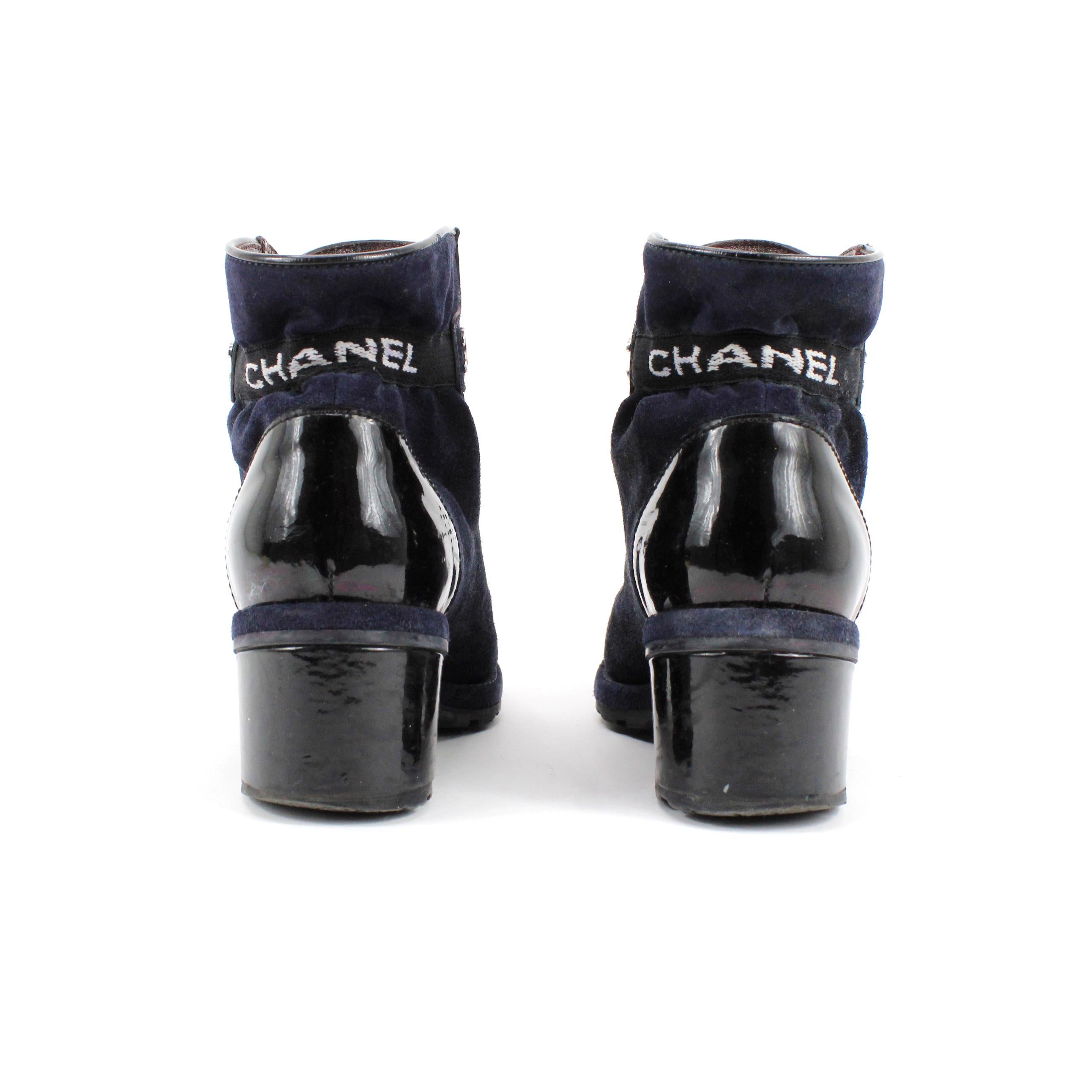 Chanel Stiefel aus Veloursleder + Lackleder, Farbe blau und schwarz. Größe 37,5 EU.

Bedingung: 
Wirklich gut, leichte Kratzer auf dem Lackleder.