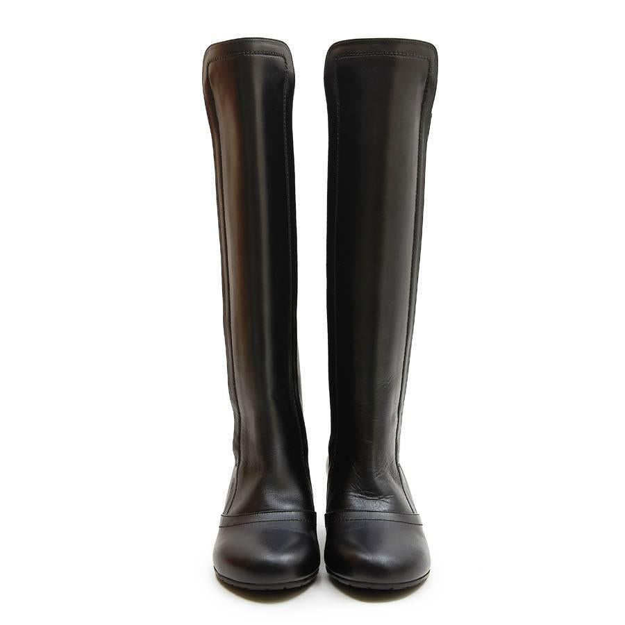 Chanel boots in black smooth lamb leather. Size 37. Made in Italy. 

They Close with 2 zippers on the sides.

In very good condition. Very little worn.

Dimensions: Length of the outsole 25 cm. Heel height 4 cm, total height of the upper 37 cm,