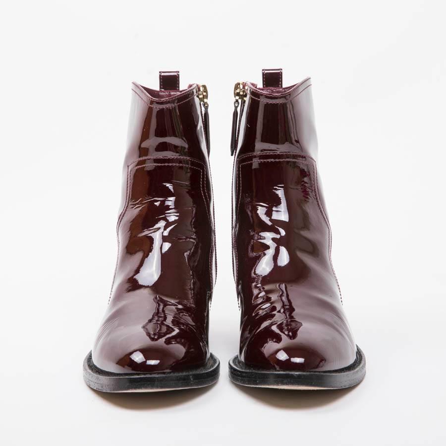 Chanel boots in burgundy patent leather. There is a zipper inside the shoe. Burgundy CC logo with stitching at the top of the shoe.

Very good condition. Made in Italy. Size 37 

Dimensions : Heel height 3 cm, height of the boots 19 cm, ankle turn