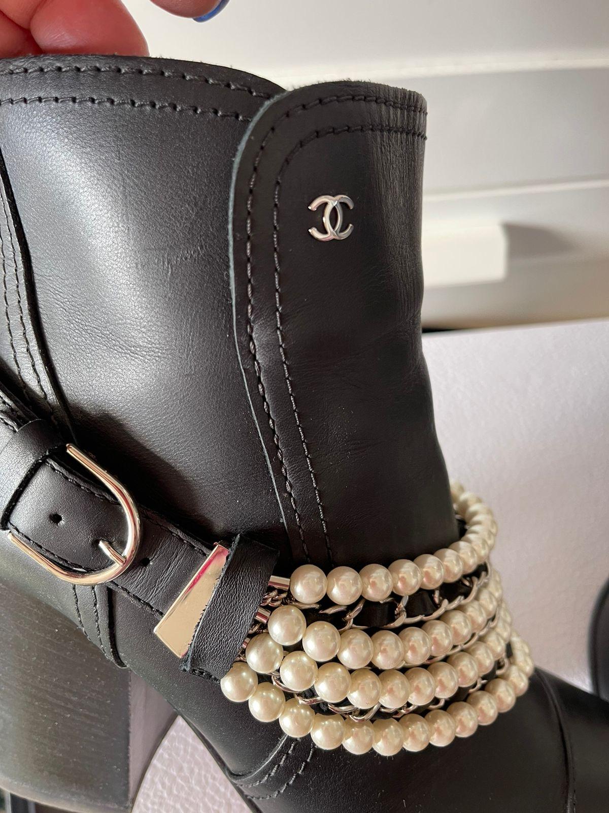 Chanel Stiefel mit Perlen und Ketten Schwarz im Angebot 8