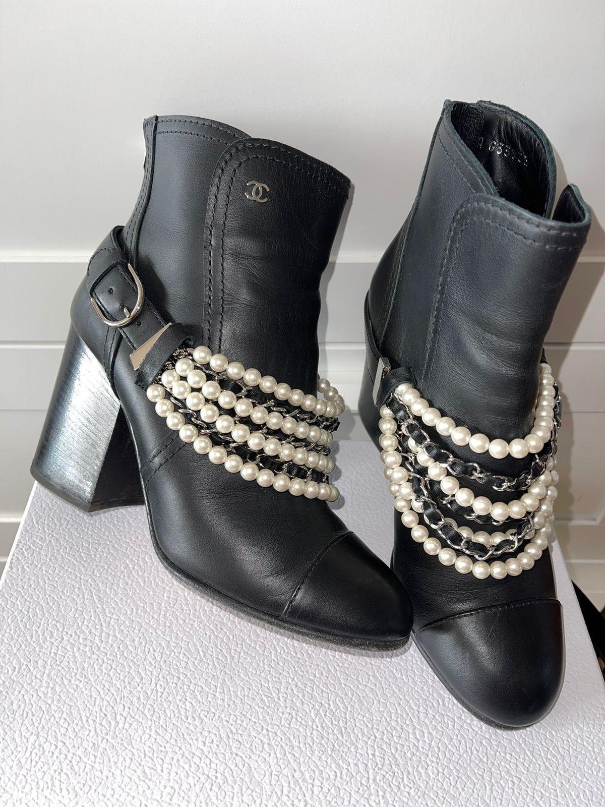 Chanel Stiefel mit Perlen und Ketten Schwarz.
Größe 38.
Atemberaubende Chanel Stiefeletten aus schwarzem Leder im Alter von mit dem Leder Zaum verschönert mit 4 Reihen von Chanel faux Perlen und 4 Reihen von silbernen Metallkette mit schwarzem Leder