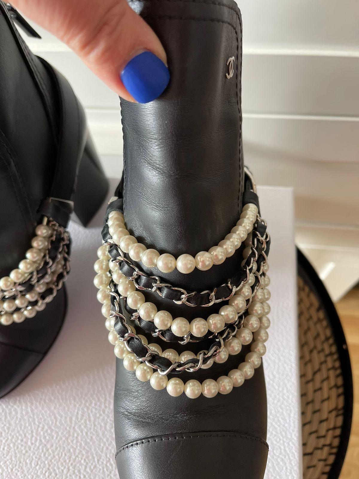 Chanel Stiefel mit Perlen und Ketten Schwarz im Zustand „Gut“ im Angebot in New York, NY