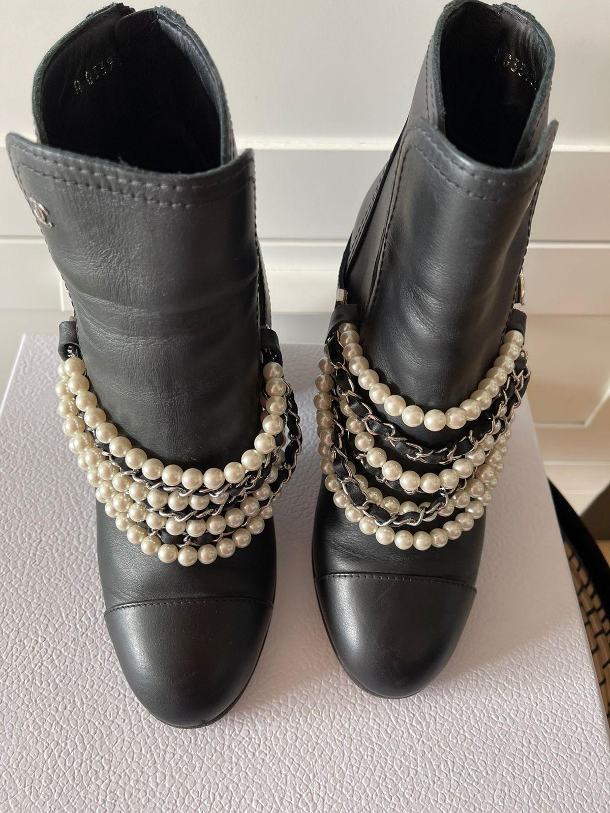 Chanel Stiefel mit Perlen und Ketten Schwarz im Angebot 1
