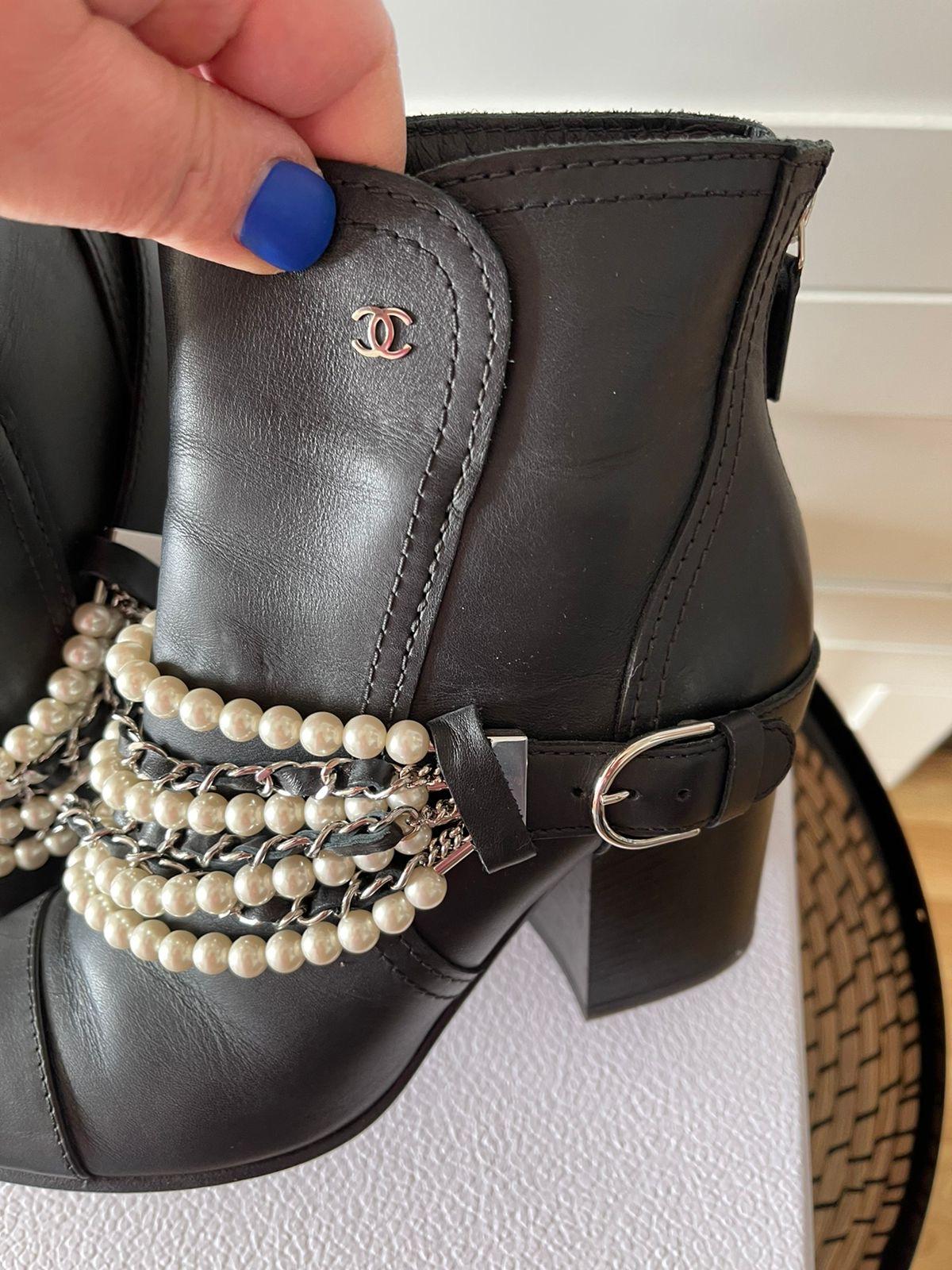 Chanel Stiefel mit Perlen und Ketten Schwarz im Angebot 2