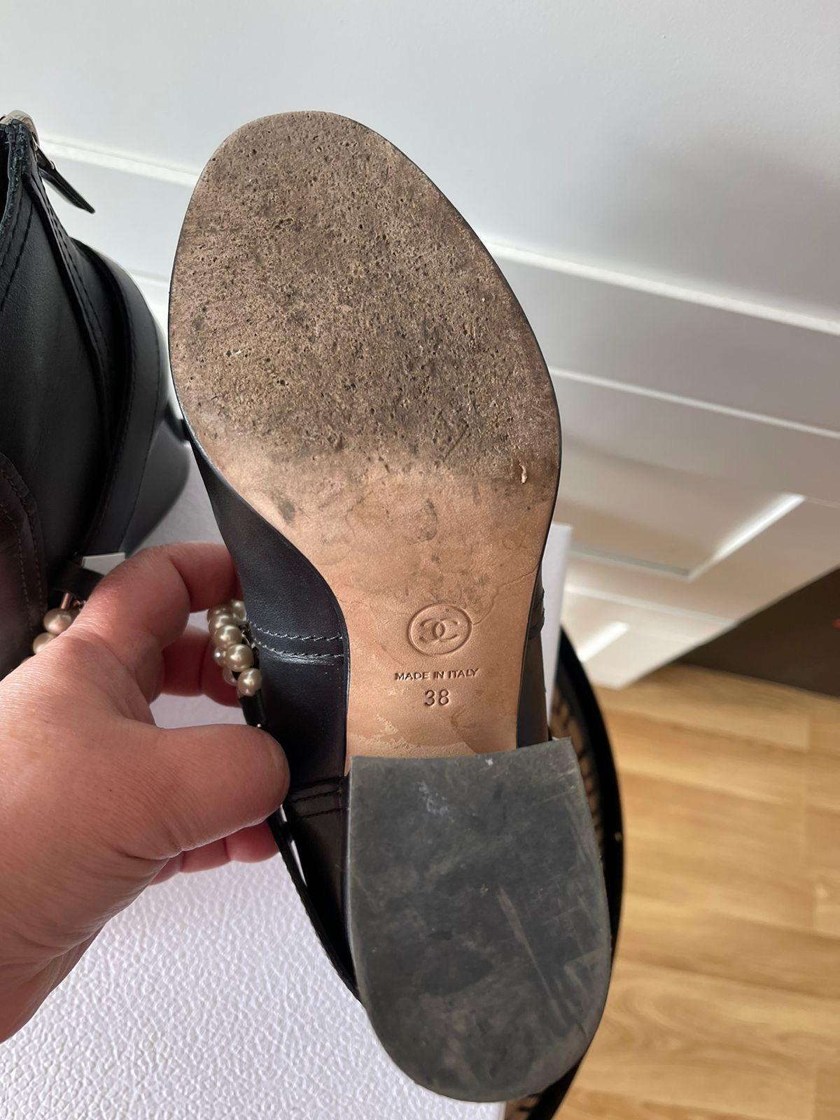 Chanel Stiefel mit Perlen und Ketten Schwarz im Angebot 3