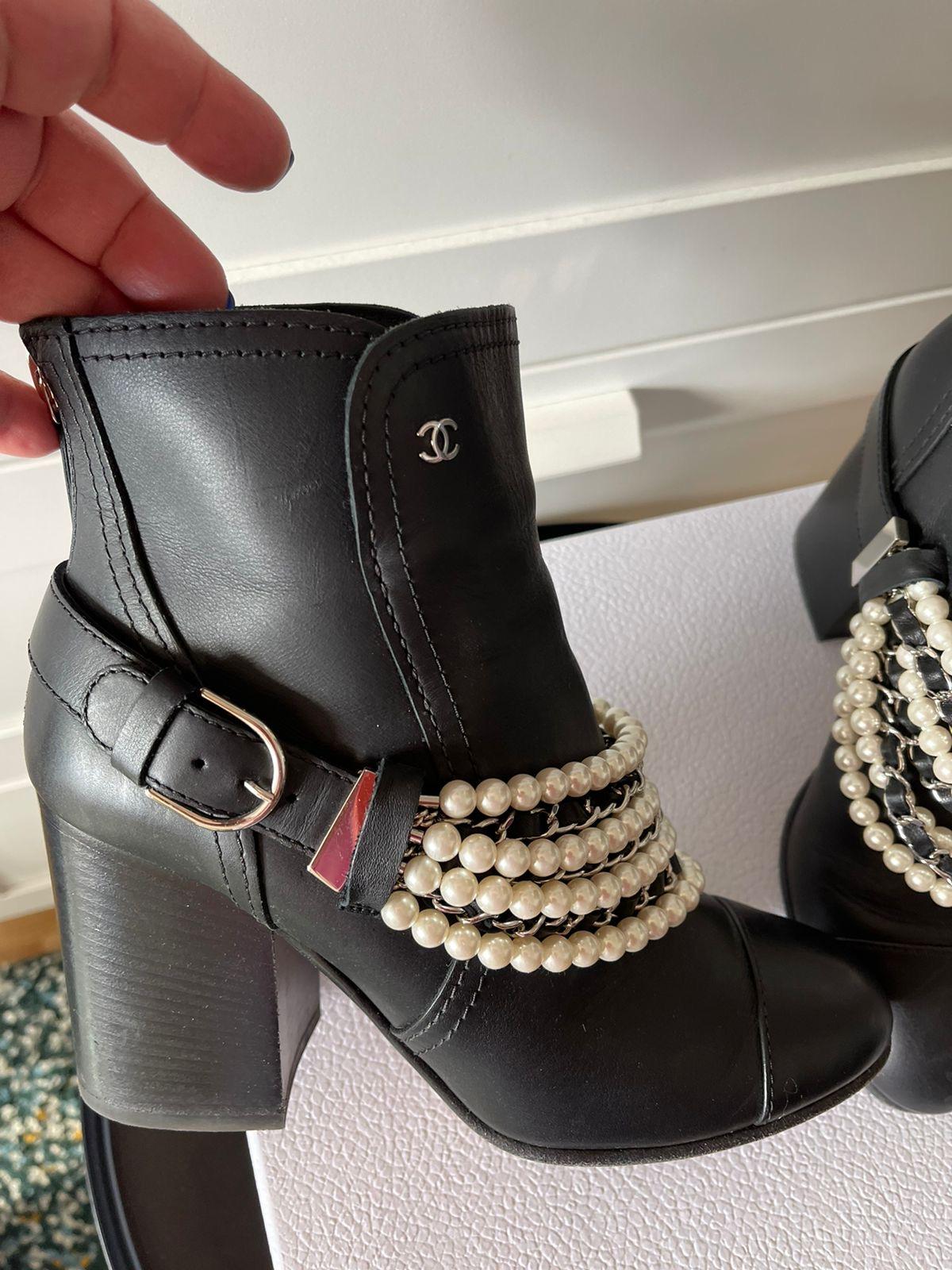 Chanel Stiefel mit Perlen und Ketten Schwarz im Angebot 4