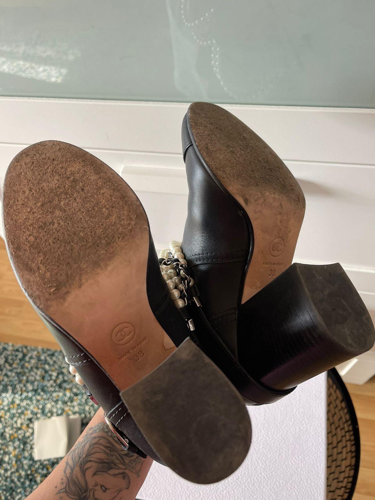 Chanel Stiefel mit Perlen und Ketten Schwarz im Angebot 5