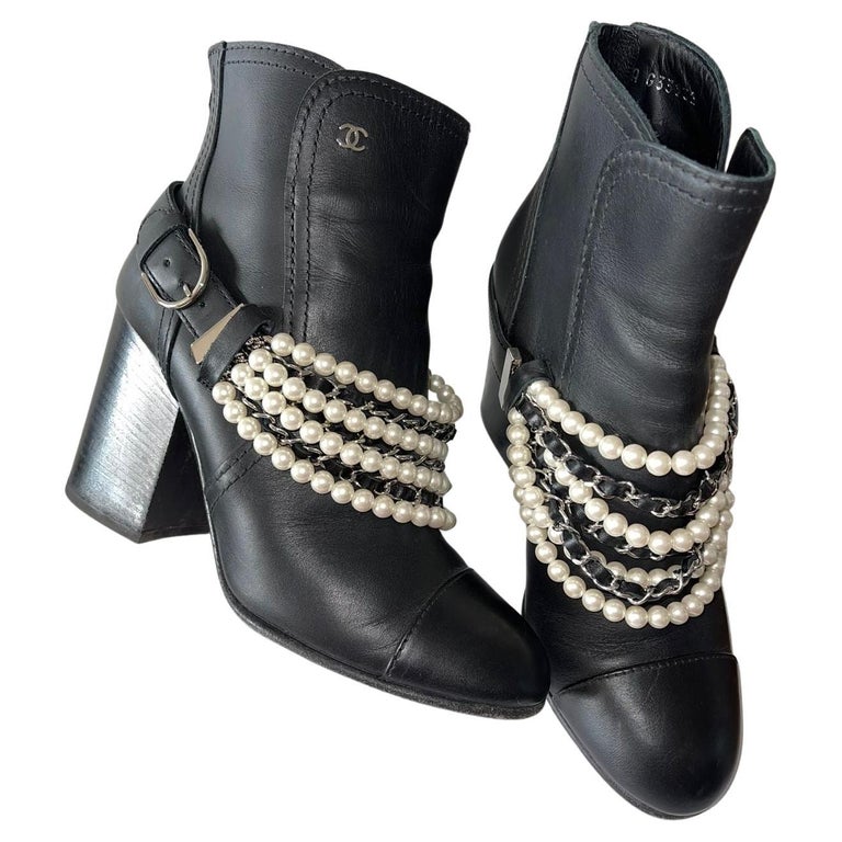 Stivali Chanel con perle e catene Nero in vendita su 1stDibs Italia