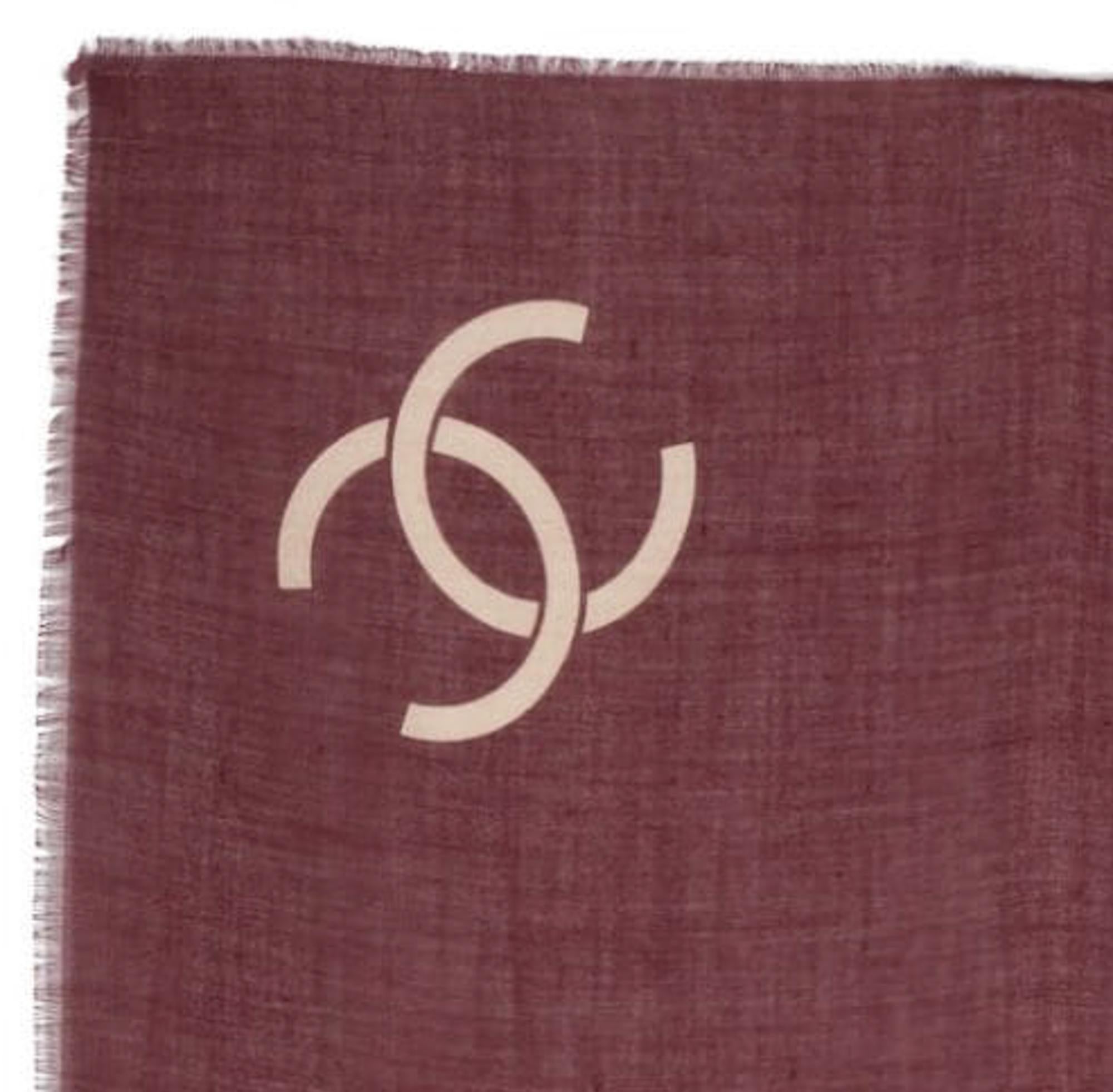 Chanel bordeaux cashmere scarf featuring a camel iconic CC printed on, fringed edges and a top logo signature.
Circa 2000s
Composition: 48% cachemire 52% silk. 
In good vintage condition. Made in France.
34.6in. (88 cm) X 34.6in. (88 cm)
We