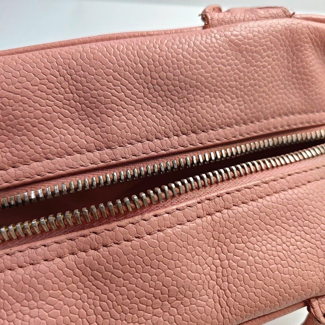 Chanel Boston Bowling Bag Petit sac à main en cuir caviar rose en vente 12