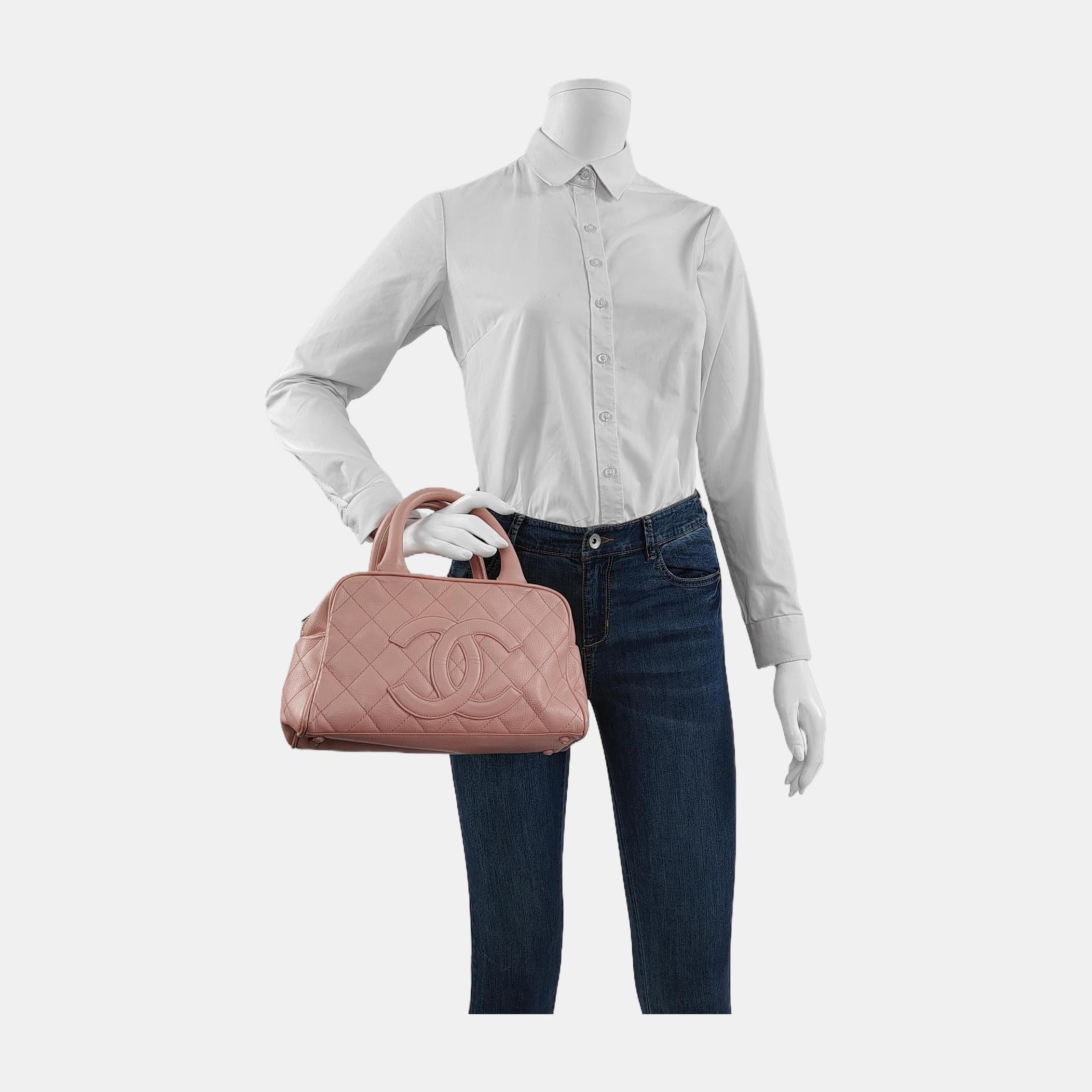 Chanel Boston Bowling Bag Petit sac à main en cuir caviar rose
Il s'agit de photos professionnelles du sac offert par Luxbags.
CONDITION :  BON
Ce sac Chanel d'occasion est en bon état. Les coins sont frottés. Rayures sur le matériel. Le cuir est