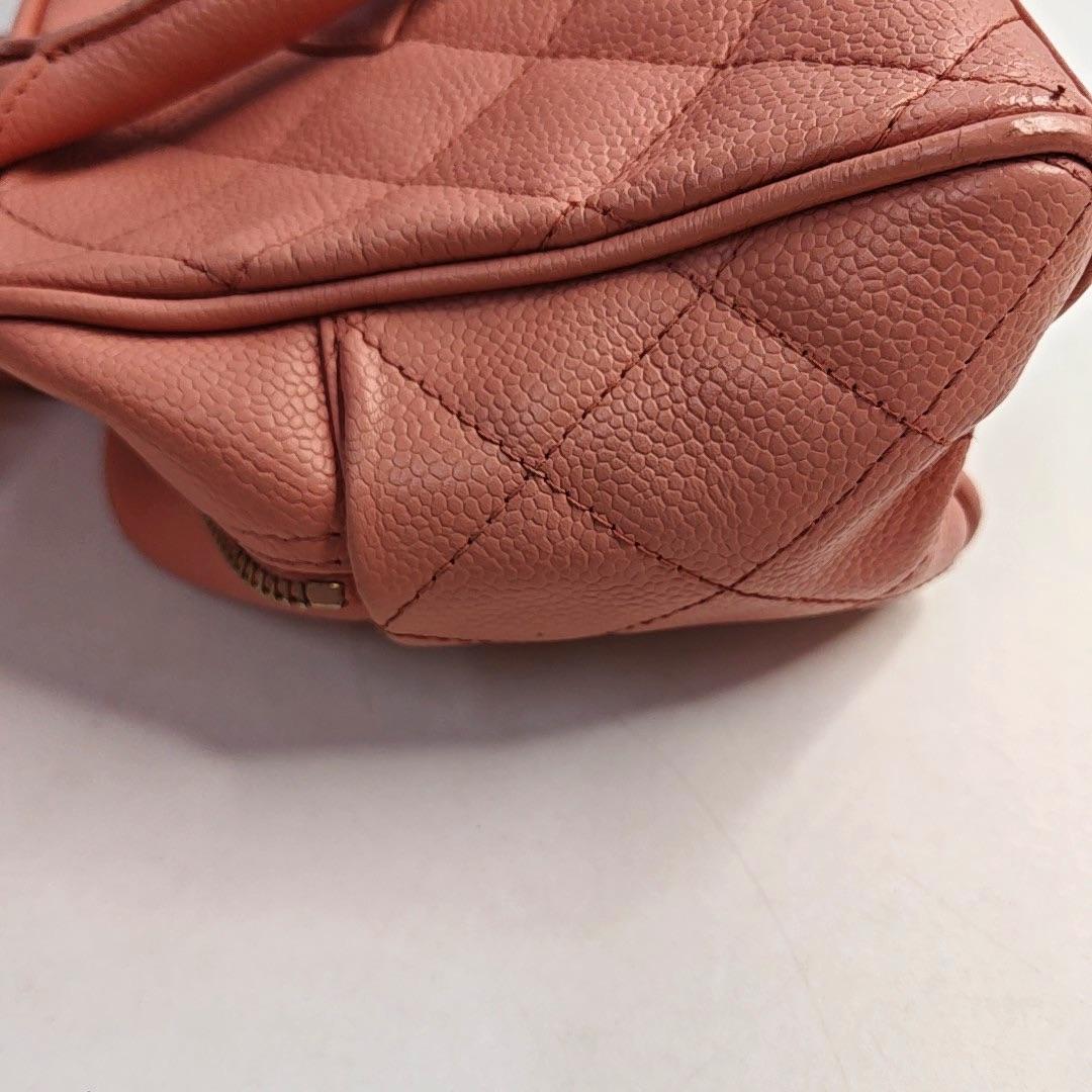 Chanel Boston Bowling Bag Petit sac à main en cuir caviar rose en vente 3