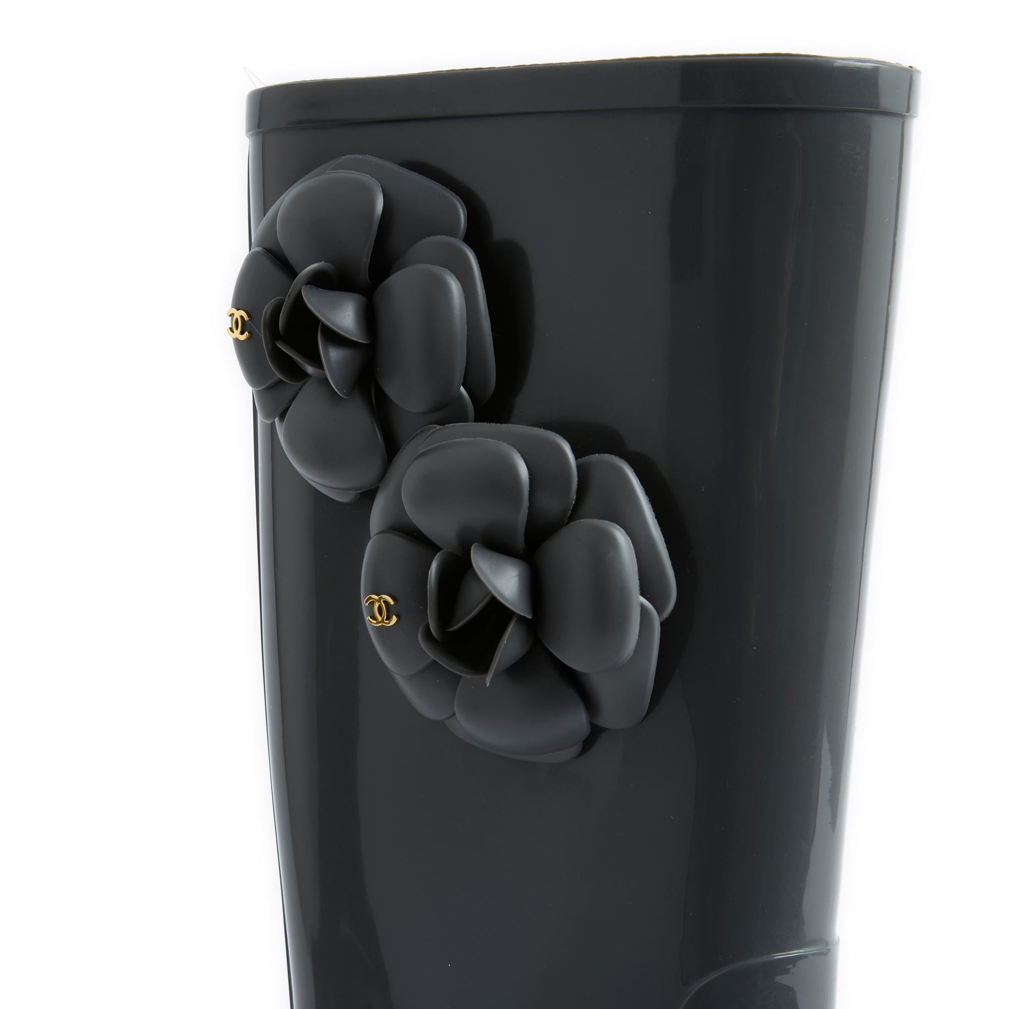 Black Chanel Bottes de pluie Camelia EU39 Grey Camelia Rain Boots UK6 US8.5 For Sale