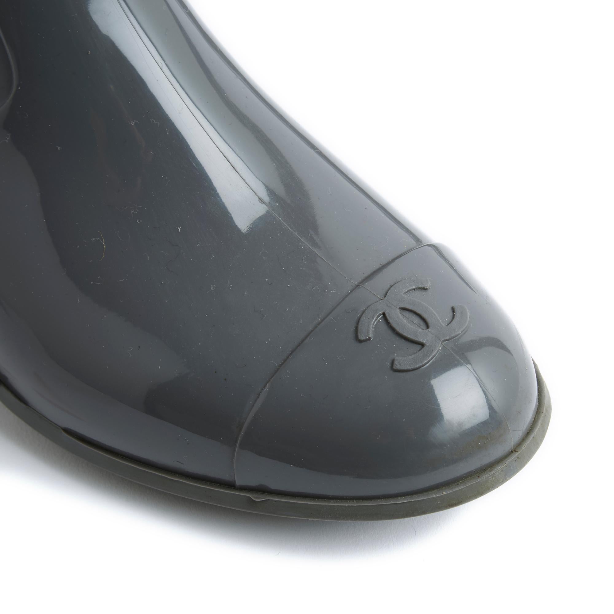 Chanel Bottes de pluie Camelia EU39 Grey Camelia Rain Boots UK6 US8.5 In Good Condition For Sale In PARIS, FR