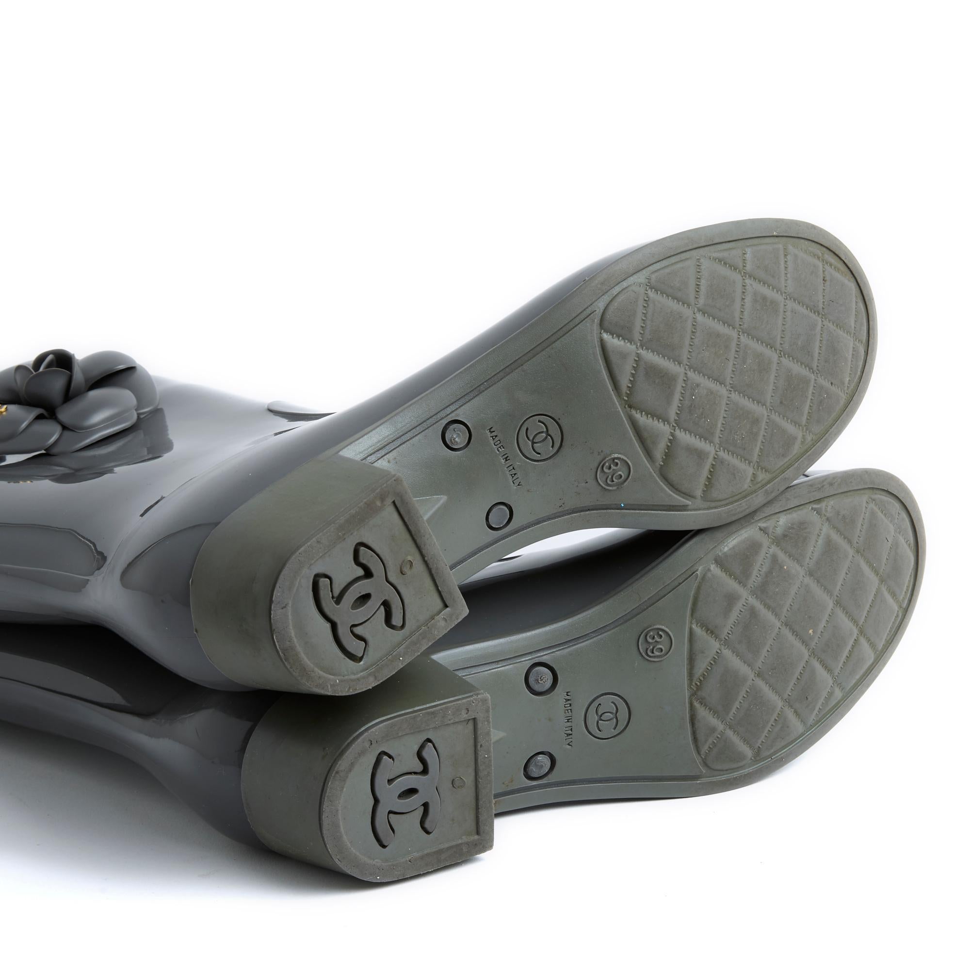 Chanel Bottes de pluie Camelia EU39 Grey Camelia Rain Boots UK6 US8.5 For Sale 2