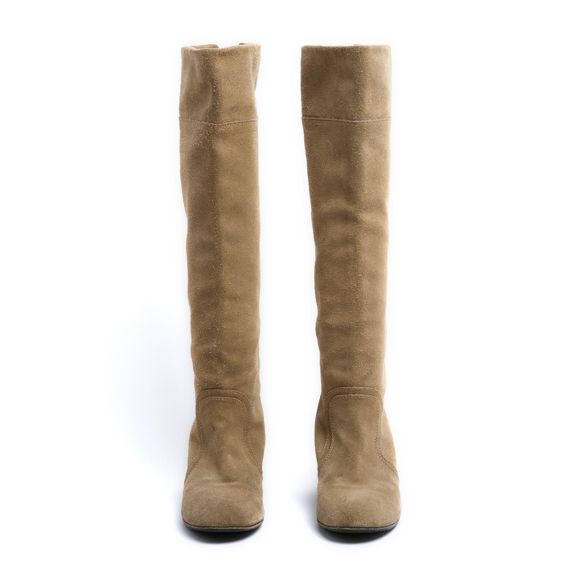 Bottes Chanel en daim beige légèrement gris, talon paddé, bout en amande, tige haute, fermées par un long zip arrière sur toute la longueur. Taille EU39 ou UK6 et US8.5, talon 6 cm, semelle intérieure 25 cm, hauteur de la tige (à partir du talon) 42