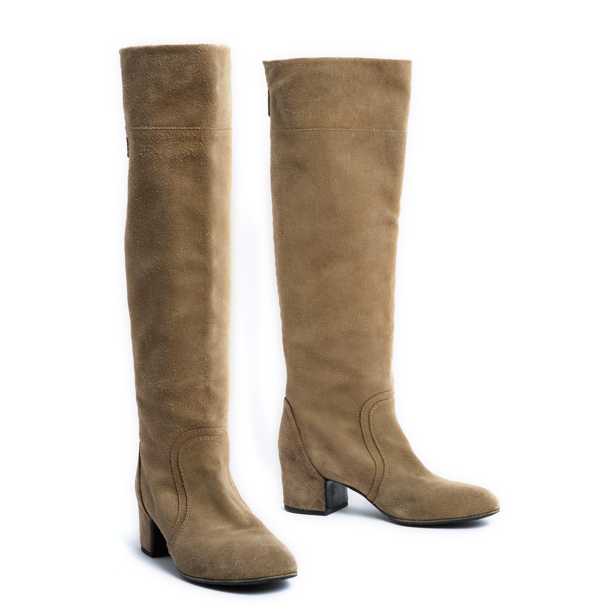 Chanel Bottes EU39 Beige Suede Boots UK6 US8.5 In Excellent Condition For Sale In PARIS, FR