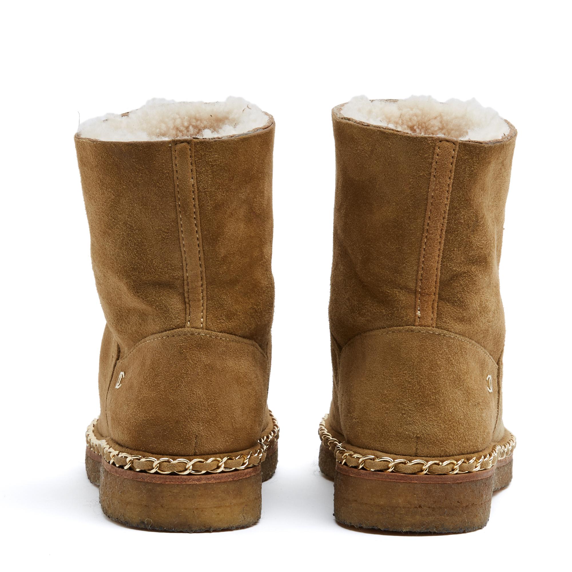 Chanel Bottines 2 tons EU36 Classic 2 tones Coco Neige Suede Chain Boots UK3.5 U In condizioni buone in vendita a PARIS, FR