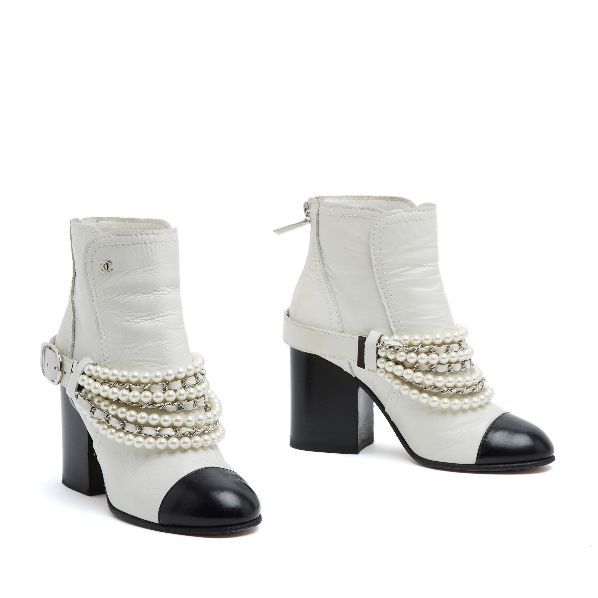 Chanel Bottines 2 Tonnen EU36.5 Weiß Schwarz Leder Fancy Pearls Stiefel UK4 US6.5 (Grau) im Angebot