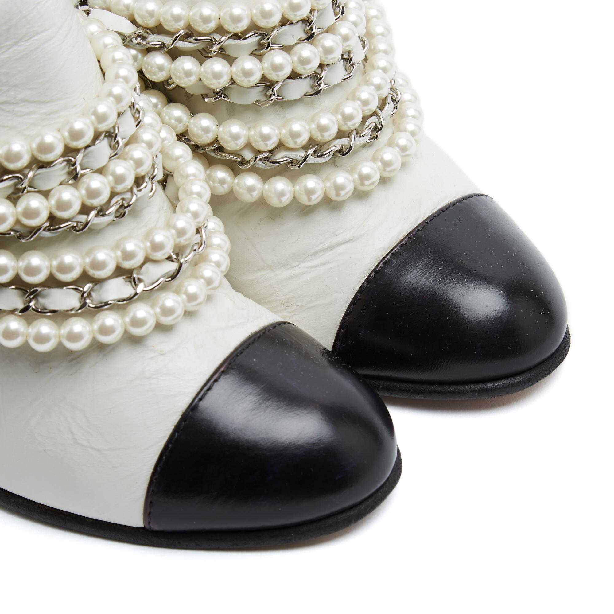 Chanel Bottines 2 Tonnen EU36.5 Weiß Schwarz Leder Fancy Pearls Stiefel UK4 US6.5 im Zustand „Hervorragend“ im Angebot in PARIS, FR