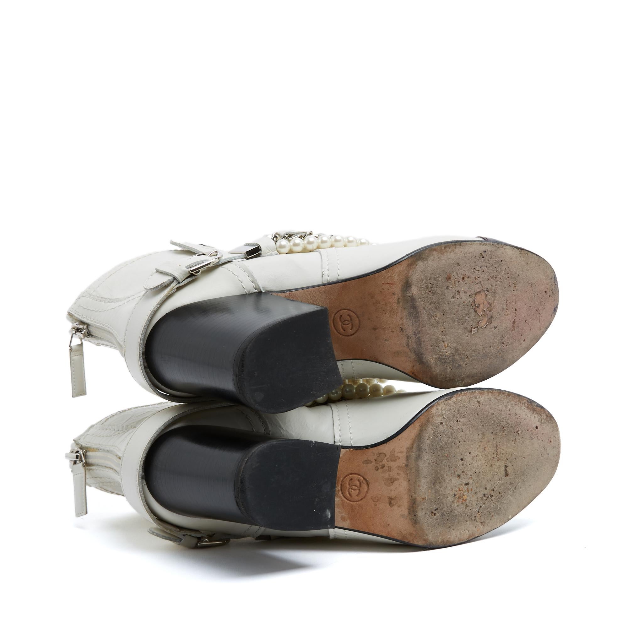 Chanel Bottines 2 Tonnen EU36.5 Weiß Schwarz Leder Fancy Pearls Stiefel UK4 US6.5 im Angebot 1