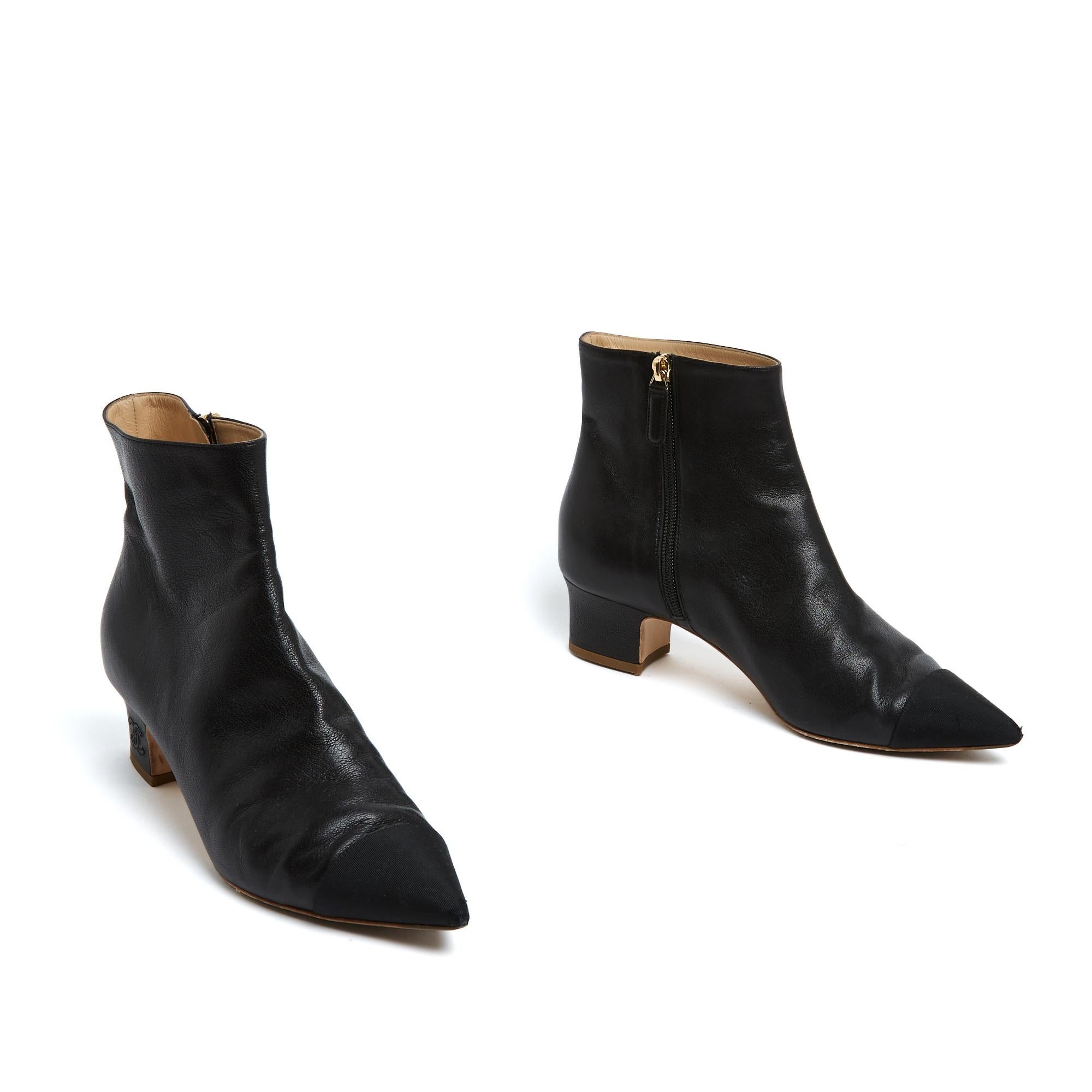 Botines Chanel de piel negra y grosgrain, puntera en punta, pequeño tacón recto, cierre con cremallera en el interior del tobillo, forro de piel, suela interior y exterior. Talla EU39.5 o UK6 y US8.5. Los botines se han usado pero están en buen