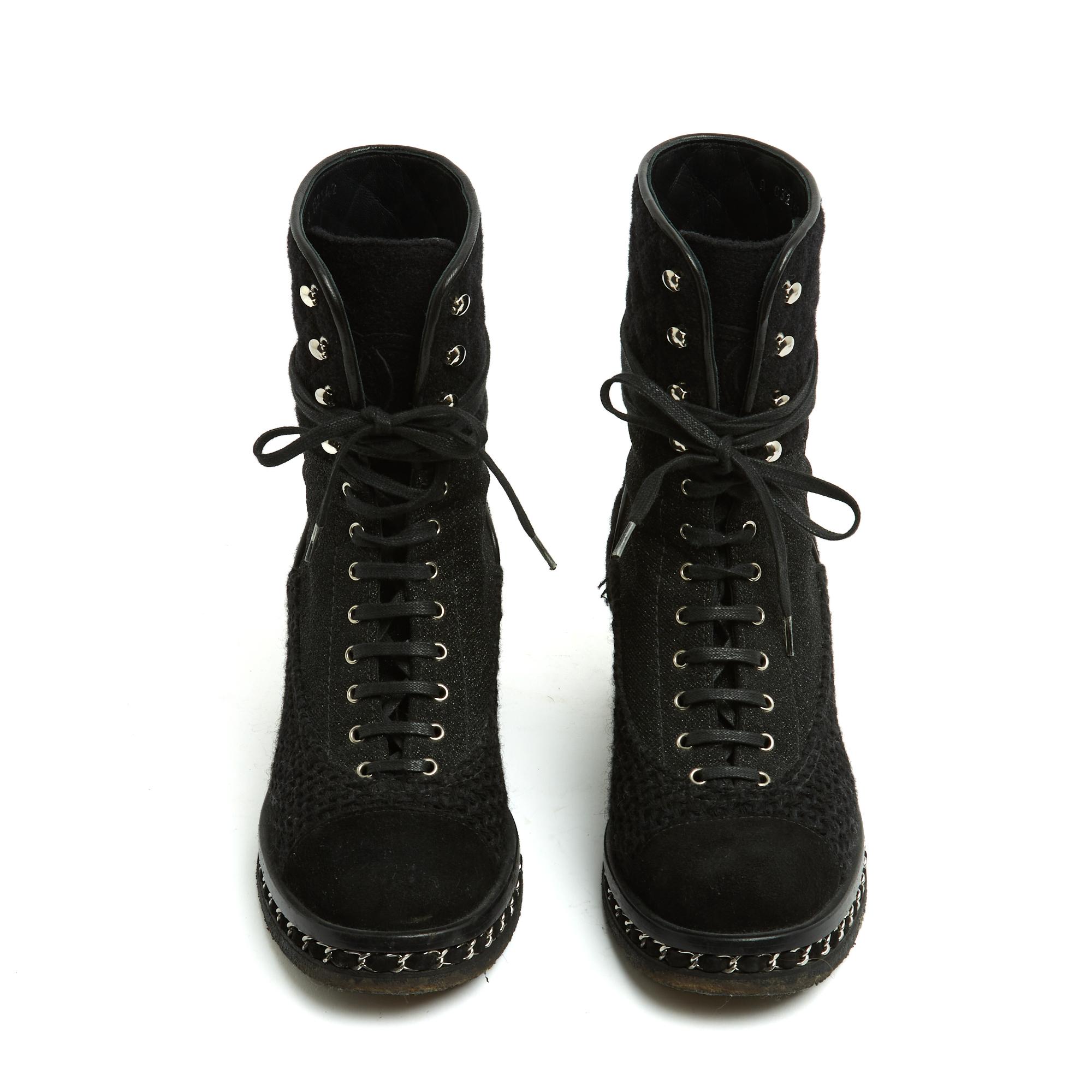 Chanel combat style boots in a multi-material version in quilted felt, iridescent canvas and black tweed, closed by a lace on 8 eyelets and 4 hooks, round toe in black suede, black crepe outsole inlaid with a silver metal chain interwoven with black