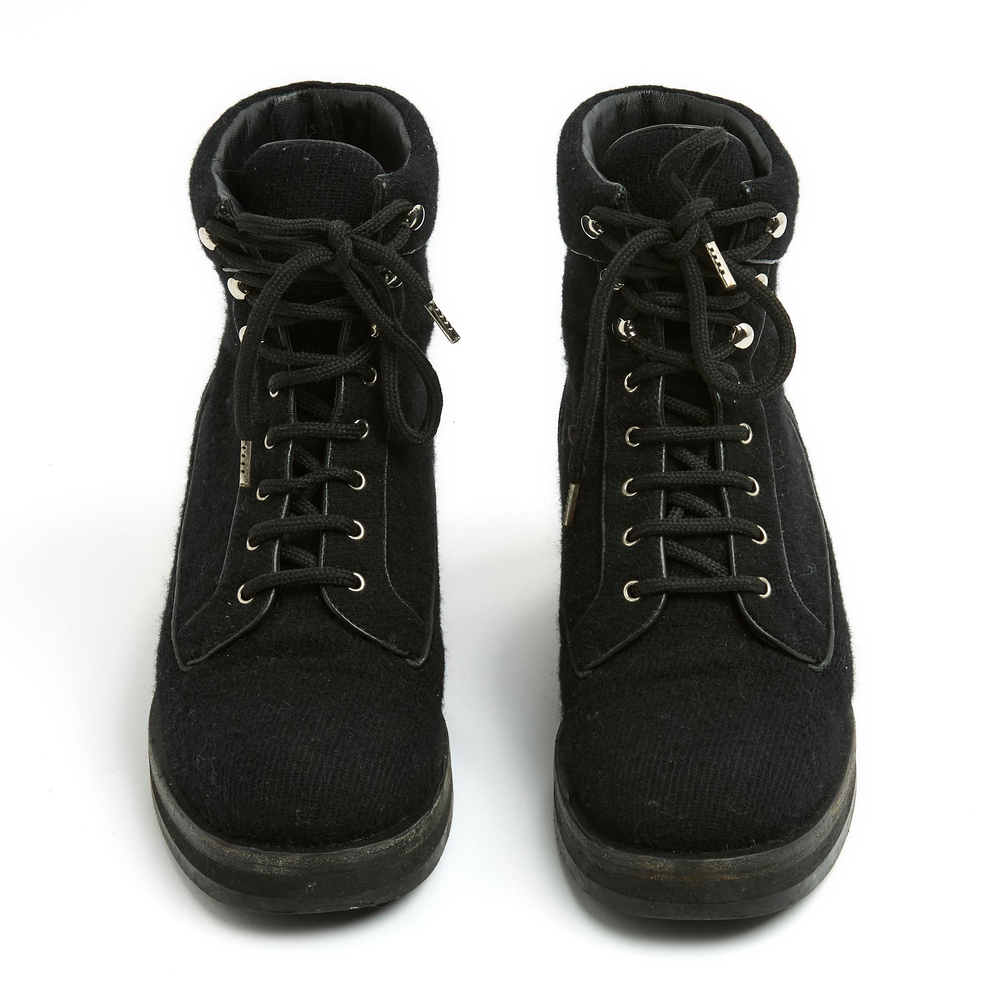 Chanel Combat style boots in black wool felt and black leather piping, closed by laces on 5 holes and 3 hooks, nori leather interior, wide leather outer sole lined with a wide black rubber sole. Size 38FR or UK5 and US7.5, 24.4 cm insole, 2 cm heel.
