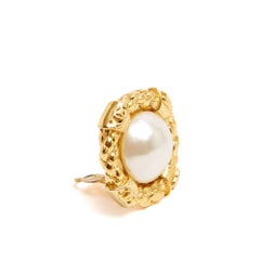 Chanel Boucle Oreille Clip Unique 1990s Iconic Single Clip on Earring