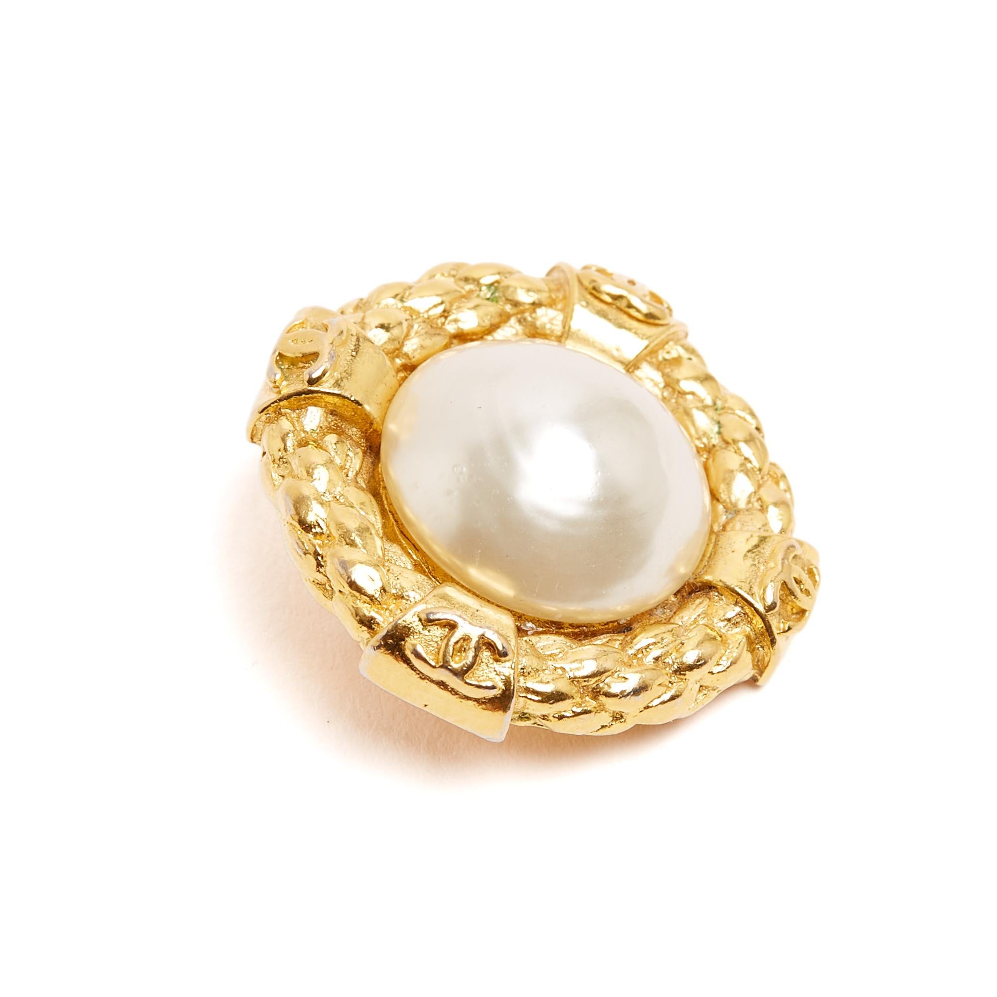 Chanel Boucle Oreille Clip Único Icono de los 90 Pendiente de clip simple en Excelente estado para la venta en PARIS, FR