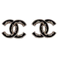 Chanel Boucles d'oreille Clous CC Light Golden Metal Black Enamel Earrings Stud